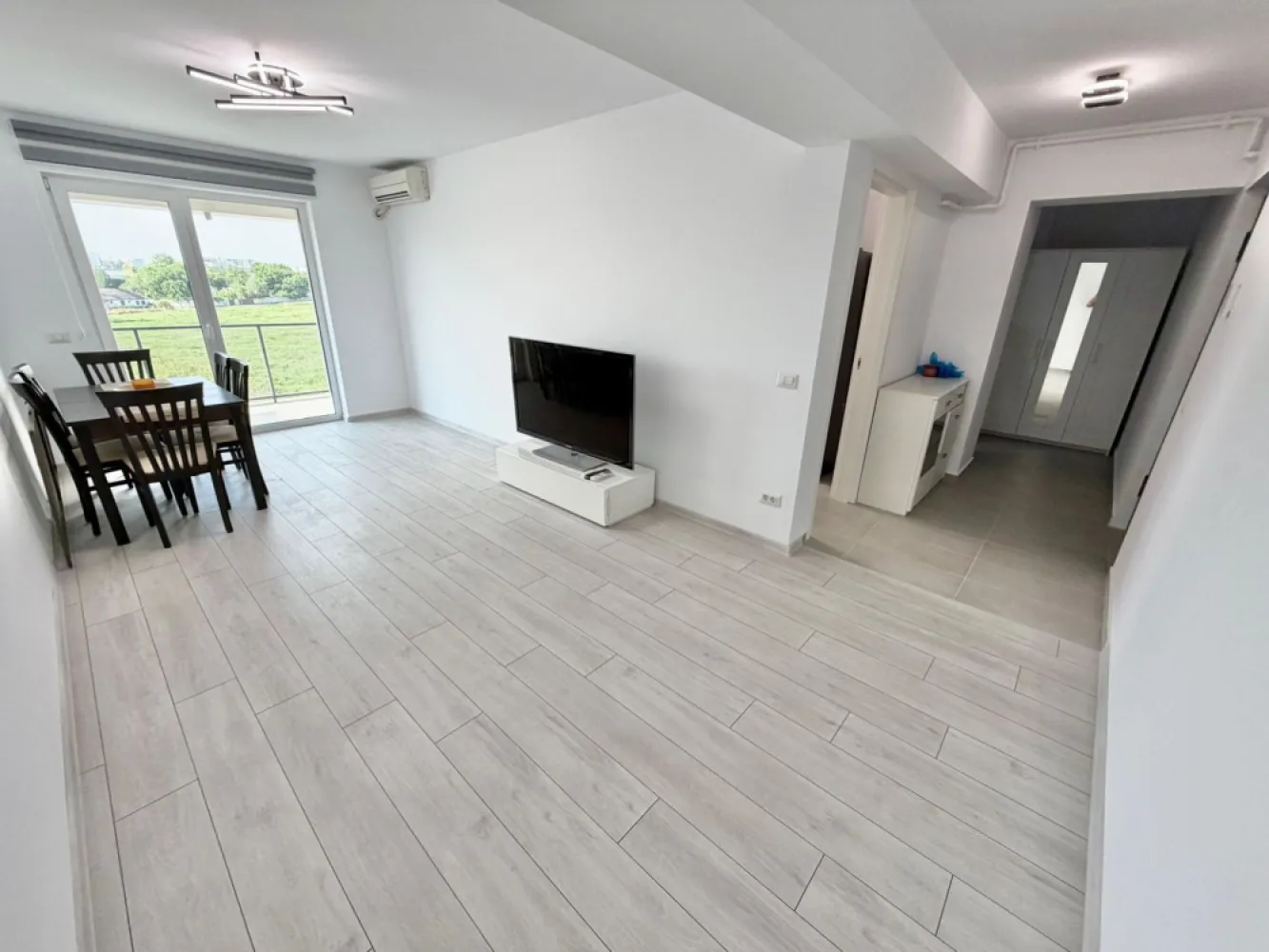 Garsoniera complet mobilata - bd. Timisoara 101N - loc parcare - **COMISION 0%**

**TVA INCLUS**

Garsonieră decomandată, complet mobilată și utilată, situată într-un imobil modern construit în anul 2024, pe Bulevardul Timișoara nr. 101N.

Proprietatea este amplasată la etajul 3 din 8, oferind un echilibru ideal între accesibilitate și confort. Compartimentarea decomandată asigură un spațiu bine organizat, cu delimitare clară între zonele de locuit, bucătărie și baie.

Garsoniera se vinde complet mobilată și utilată, fiind pregătită pentru mutare imediată sau pentru investiție în vederea închirierii. Finisajele sunt moderne, iar dotările sunt alese pentru a oferi un stil de viață confortabil și funcțional.

Un avantaj important al acestei proprietăți îl reprezintă locul de parcare propriu, inclus, oferind siguranță și comoditate.

Localizarea pe Bulevardul Timișoara asigură acces facil către mijloace de transport, centre comerciale, supermarketuri și alte puncte de interes urban.