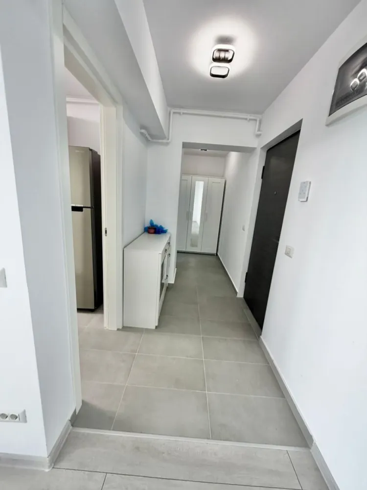 Garsoniera complet mobilata - bd. Timisoara 101N - loc parcare - **COMISION 0%**

**TVA INCLUS**

Garsonieră decomandată, complet mobilată și utilată, situată într-un imobil modern construit în anul 2024, pe Bulevardul Timișoara nr. 101N.

Proprietatea este amplasată la etajul 3 din 8, oferind un echilibru ideal între accesibilitate și confort. Compartimentarea decomandată asigură un spațiu bine organizat, cu delimitare clară între zonele de locuit, bucătărie și baie.

Garsoniera se vinde complet mobilată și utilată, fiind pregătită pentru mutare imediată sau pentru investiție în vederea închirierii. Finisajele sunt moderne, iar dotările sunt alese pentru a oferi un stil de viață confortabil și funcțional.

Un avantaj important al acestei proprietăți îl reprezintă locul de parcare propriu, inclus, oferind siguranță și comoditate.

Localizarea pe Bulevardul Timișoara asigură acces facil către mijloace de transport, centre comerciale, supermarketuri și alte puncte de interes urban.