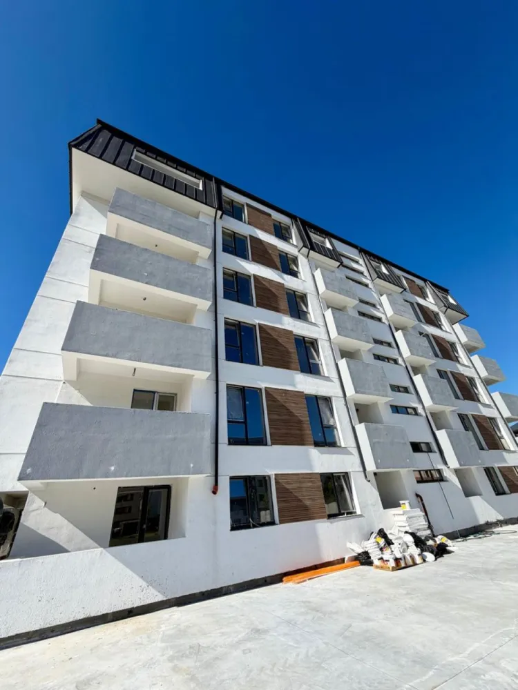 Garsoniera cartier Militari Residence - finalizare iunie 2026 - TVA INCLUS !!

COMISION 0%

Vă prezentăm o garsonieră deosebită, situată în cartierul Militari Residence, într-un bloc modern cu regim de înălțime P+5, poziționat strategic pentru a vă oferi confort și accesibilitate.

Detalii proprietate:

- Tip: Garsonieră
- Etaj: Intermediar
- Finalizare iunie 2026
- Locație: Militari Residence

Avantaje:

- Bloc nou, construit cu materiale de calitate, garantând un standard ridicat de confort.
- Poziție excelentă, în imediata apropiere a mijloacelor de transport în comun, pentru o deplasare facilă către orice zonă a orașului.
- Acces rapid la instituții educaționale (școli publice), centre comerciale, supermarketuri și mall-uri.
- Zonă liniștită, ideală pentru locuit sau investiție.

Acum este momentul să achiziționați locuința visurilor dumneavoastră!

Contactați-ne pentru mai multe detalii și programarea unei vizionări.