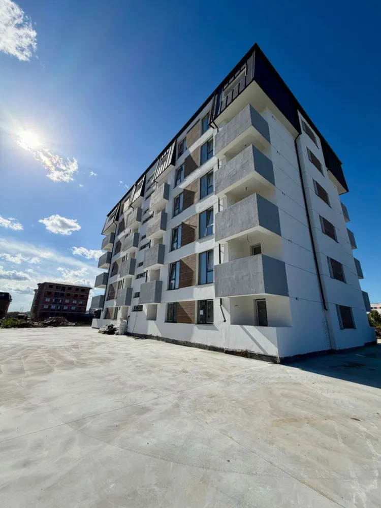 Garsoniera cartier Militari Residence - finalizare iunie 2026 - TVA INCLUS !!

COMISION 0%

Vă prezentăm o garsonieră deosebită, situată în cartierul Militari Residence, într-un bloc modern cu regim de înălțime P+5, poziționat strategic pentru a vă oferi confort și accesibilitate.

Detalii proprietate:

- Tip: Garsonieră
- Etaj: Intermediar
- Finalizare iunie 2026
- Locație: Militari Residence

Avantaje:

- Bloc nou, construit cu materiale de calitate, garantând un standard ridicat de confort.
- Poziție excelentă, în imediata apropiere a mijloacelor de transport în comun, pentru o deplasare facilă către orice zonă a orașului.
- Acces rapid la instituții educaționale (școli publice), centre comerciale, supermarketuri și mall-uri.
- Zonă liniștită, ideală pentru locuit sau investiție.

Acum este momentul să achiziționați locuința visurilor dumneavoastră!

Contactați-ne pentru mai multe detalii și programarea unei vizionări.