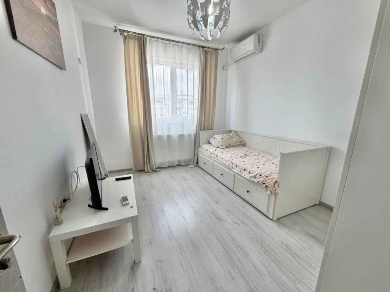 Apartament 2 camere mobilat Militari Residence - **COMISION 0%**

Vă prezentăm un apartament cu 2 camere, situat în cartierul Militari Residence, pe strada Tineretului nr. 35 bis, într-o zonă accesibilă și bine dezvoltată.

Locuința este amplasată la etajul 4 din 7, oferind un echilibru ideal între confort și accesibilitate. Compartimentarea este practică, fiind potrivită atât pentru un cuplu, cât și pentru investiție.

Detalii proprietate:

* Apartament cu 2 camere
* Etaj 4 din 7
* Locație: strada Tineretului nr. 35 bis
* Compartimentare eficientă

Avantaje:

* Amplasare într-o zonă cu acces rapid la magazine, supermarketuri și alte facilități
* Apropiere de mijloacele de transport în comun
* Zonă în continuă dezvoltare, cu potențial bun pentru investiție

Apartamentul reprezintă o alegere practică pentru cei care caută o locuință bine poziționată, într-un cartier cu acces facil la toate punctele de interes.

Pentru mai multe detalii sau programarea unei vizionări, vă stăm la dispoziție.