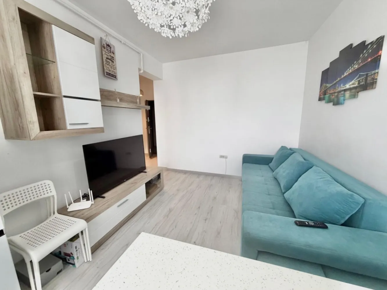Apartament 2 camere mobilat Militari Residence - **COMISION 0%**

Vă prezentăm un apartament cu 2 camere, situat în cartierul Militari Residence, pe strada Tineretului nr. 35 bis, într-o zonă accesibilă și bine dezvoltată.

Locuința este amplasată la etajul 4 din 7, oferind un echilibru ideal între confort și accesibilitate. Compartimentarea este practică, fiind potrivită atât pentru un cuplu, cât și pentru investiție.

Detalii proprietate:

* Apartament cu 2 camere
* Etaj 4 din 7
* Locație: strada Tineretului nr. 35 bis
* Compartimentare eficientă

Avantaje:

* Amplasare într-o zonă cu acces rapid la magazine, supermarketuri și alte facilități
* Apropiere de mijloacele de transport în comun
* Zonă în continuă dezvoltare, cu potențial bun pentru investiție

Apartamentul reprezintă o alegere practică pentru cei care caută o locuință bine poziționată, într-un cartier cu acces facil la toate punctele de interes.

Pentru mai multe detalii sau programarea unei vizionări, vă stăm la dispoziție.
