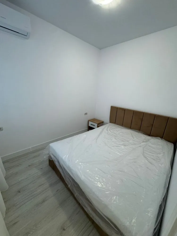 Apartament 2 camere LUX - Militari Residence - Agentie imobiliara - comision 50%

Vă propunem spre închiriere un apartament cu 2 camere, situat în Militari Residence ideal pentru cei care își doresc confort și acces rapid la facilități.

*Detalii proprietate:*

* Apartament 2 camere
* Complet mobilat și utilat, gata de mutare imediată
* Spații bine compartimentate, oferind confort și funcționalitate
* Bucătărie echipată cu electrocasnice necesare
* Ideal pentru cupluri sau persoane singure

*Avantaje locație:*

* Acces rapid la supermarketuri, restaurante și alte puncte de interes
* Aproape de mijloace de transport în comun
* Zonă liniștită, cu acces facil către București

*Condiții închiriere:*

* Se închiriază prin intermediul agenției imobiliare
* Comision: 50% din valoarea unei luni de chirie

Apartamentul este pregătit pentru noii chiriași și oferă un echilibru foarte bun între confort, locație și accesibilitate.

Pentru mai multe detalii sau programarea unei vizionări, vă stăm la dispoziție.