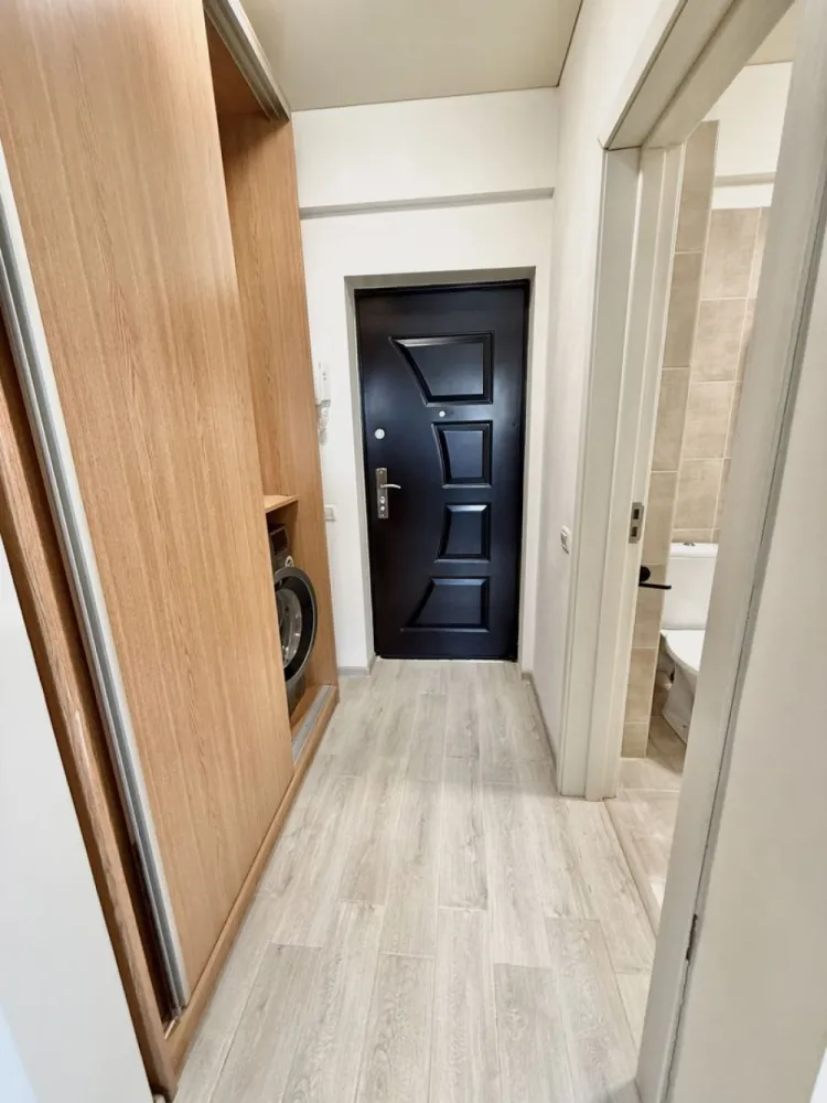 Garsoniera decomandata - Militari Pollux Residence - AGENTIE IMOBILIARA - COMISION 50%

Garsonieră de închiriat în Militari Residence – Pollux Residence

Vă propunem spre închiriere o garsonieră situată în cartierul Militari Residence, o zonă în continuă dezvoltare, apreciată pentru accesibilitate și facilități.

Locuința este ideală pentru o persoană sau un cuplu, oferind un spațiu bine compartimentat, luminos și confortabil. Garsoniera dispune de toate utilitățile necesare pentru un trai modern, fiind pregătită pentru mutare imediată.

În apropiere regăsiți magazine, supermarketuri, restaurante, farmacii, dar și acces facil către mijloacele de transport în comun, ceea ce face deplasarea rapidă către orice zonă a orașului.

Închirierea se realizează prin intermediul unei agenții imobiliare, iar la semnarea contractului se percepe un comision de 50% din valoarea primei chirii.

Pentru mai multe detalii și programarea unei vizionări, nu ezitați să ne contactați.
