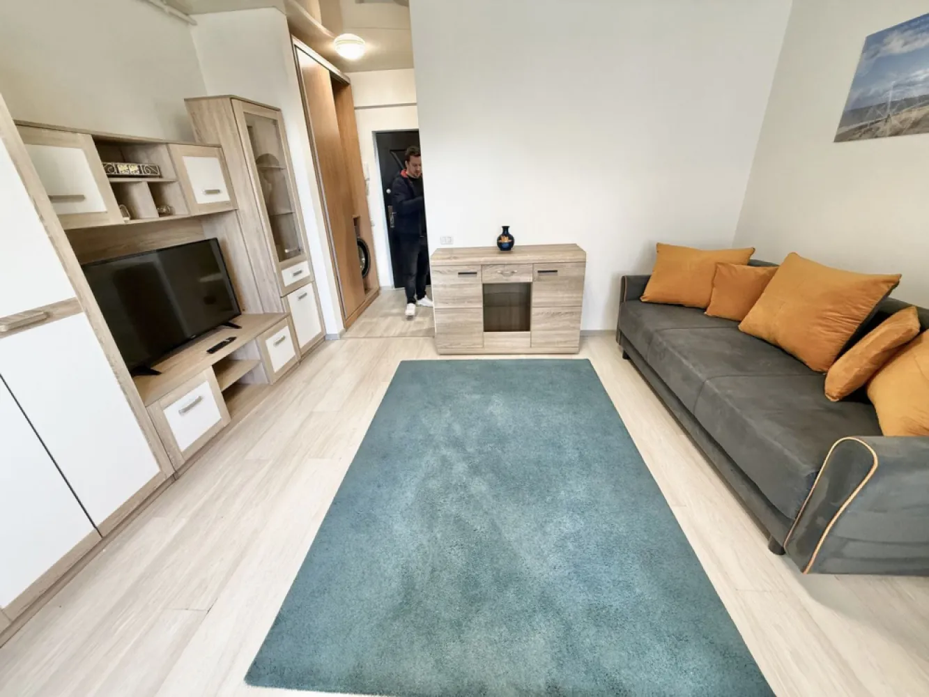 Garsoniera decomandata - Militari Pollux Residence - AGENTIE IMOBILIARA - COMISION 50%

Garsonieră de închiriat în Militari Residence – Pollux Residence

Vă propunem spre închiriere o garsonieră situată în cartierul Militari Residence, o zonă în continuă dezvoltare, apreciată pentru accesibilitate și facilități.

Locuința este ideală pentru o persoană sau un cuplu, oferind un spațiu bine compartimentat, luminos și confortabil. Garsoniera dispune de toate utilitățile necesare pentru un trai modern, fiind pregătită pentru mutare imediată.

În apropiere regăsiți magazine, supermarketuri, restaurante, farmacii, dar și acces facil către mijloacele de transport în comun, ceea ce face deplasarea rapidă către orice zonă a orașului.

Închirierea se realizează prin intermediul unei agenții imobiliare, iar la semnarea contractului se percepe un comision de 50% din valoarea primei chirii.

Pentru mai multe detalii și programarea unei vizionări, nu ezitați să ne contactați.
