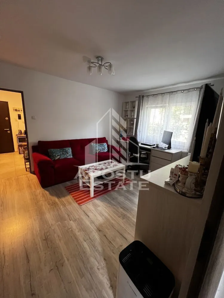 Apartament 2 camere de vanzare, parter, zona Buziasului, Timisoara - Agentia imobiliara APOSTU ESTATE va propune spre vanzare un apartament cu 2 camere, mobilat si utilat, semidecomandat, localizat in judetul Timis, Timisoara, zona Buziasului.
Apartamentul este situat la parter, intr-un bloc anvelopat termic si are o suprafata de 55 mp.
Compartimentare:
- Hol de acces
- Bucatarie utilata
- Living spatios
- Dormitor
- Baie cu geam
Confortul termic este realizat prin intermediul centralei proprii pe gaz si a aparatului de aer conditionat
Zona foarte linistita cu numeroase facilitati si puncte de interes precum: acces rapid si usor la mijloacele de transport in comun, parcare amenajata langa bloc, magazine si supermarket-uri in apropiere, farmacii, institutii de invatamant, restaurante, baruri, cafenele si multe altele.
Agentia imobiliara Apostu Estate va ofera consultanta bancara gratuita prin intermediul colaboratorilor nostri pentru alegerea celui mai potrivit tip de credit, astfel incat tu sa devi noul proprietar al acestui apartament.
Va asteptam cu drag la o vizionare chiar si astazi!
ID intern: .