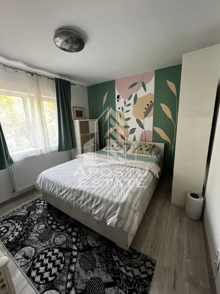 Apartament 2 camere de vanzare, parter, zona Buziasului, Timisoara - Agentia imobiliara APOSTU ESTATE va propune spre vanzare un apartament cu 2 camere, mobilat si utilat, semidecomandat, localizat in judetul Timis, Timisoara, zona Buziasului.
Apartamentul este situat la parter, intr-un bloc anvelopat termic si are o suprafata de 55 mp.
Compartimentare:
- Hol de acces
- Bucatarie utilata
- Living spatios
- Dormitor
- Baie cu geam
Confortul termic este realizat prin intermediul centralei proprii pe gaz si a aparatului de aer conditionat
Zona foarte linistita cu numeroase facilitati si puncte de interes precum: acces rapid si usor la mijloacele de transport in comun, parcare amenajata langa bloc, magazine si supermarket-uri in apropiere, farmacii, institutii de invatamant, restaurante, baruri, cafenele si multe altele.
Agentia imobiliara Apostu Estate va ofera consultanta bancara gratuita prin intermediul colaboratorilor nostri pentru alegerea celui mai potrivit tip de credit, astfel incat tu sa devi noul proprietar al acestui apartament.
Va asteptam cu drag la o vizionare chiar si astazi!
ID intern: .