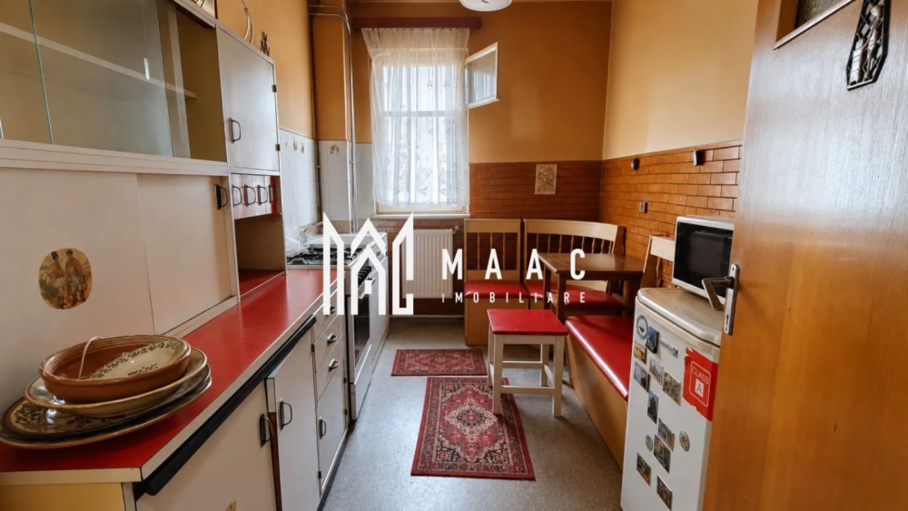 Apartament 2 camere Sibiu | Mihai Viteazul | 40 mp, balcon - Apartament cu 2 camere semidecomandate de vânzare în zona Mihai Viteazul din Sibiu, cu 40 mp utili, situat la etajul 3 al unui imobil cu 4 niveluri, potrivit pentru amenajare după propriul stil.

Detalii proprietate:
• Suprafață utilă: 40 mp
• Suprafață construită: 50 mp
• Compartimentare: 2 camere semidecomandate
• Etaj 3 din 4
• Balcon
• Confort 2
• An construcție: 1989
• Stare interioară: necesită renovare
• Stadiu construcție: finalizată
• Locuința beneficiază de pivniță
• Disponibil imediat

Zona Mihai Viteazul oferă acces rapid către școli, grădinițe, centre comerciale, piețe, farmacii, magazine și mijloace de transport în comun. Proprietatea este amplasată într-o zonă cunoscută pentru accesibilitate și proximitatea față de facilitățile urbane.

Cod anunț CP3174111. Contactați-ne pentru detalii suplimentare și pentru programarea unei vizionări.