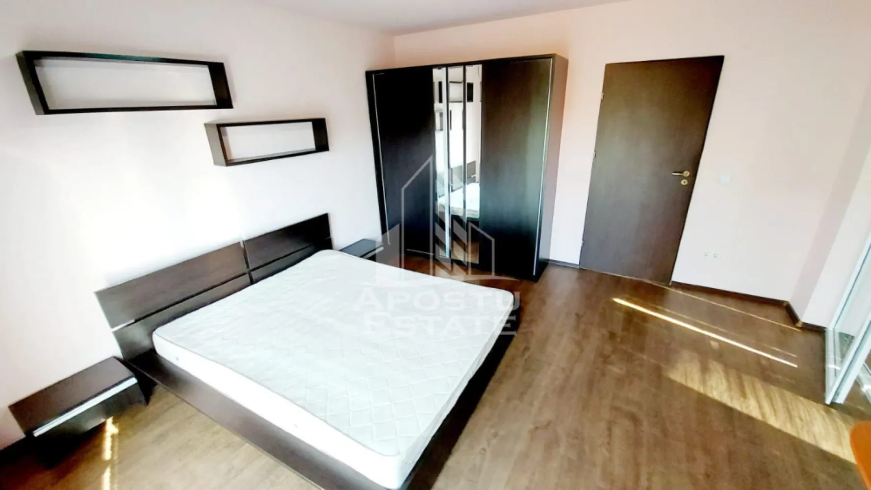 Apartament o camera de închiriat, centrala,parcare,Olimpia, Timișoara - Agenția Imobiliară APOSTU ESTATE va prezinta un apartament cu o camera disponibil pentru inchiriere in zona Stadion. Cu o suprafata utila de 35 mp, acest apartament este o oaza de confort si lumina, ideal pentru cei care cauta un spatiu modern si functional.
Compartimentarea apartamentului este urmatoarea:
- Hol de acces, oferindu-va un bun flux de circulatie in interiorul apartamentului
- Bucataria este dotata cu un loc de luat masa, ideal pentru micul dejun sau cinele in doi
- Camera principala este spatioasa si luminoasa, echipata cu un pat matrimonial pentru odihna si relaxare maxima
-Baia este prevazuta cu cada si geam

Pentru confortul termic optim, apartamentul dispune de centrala proprie si aer conditionat.

Apartamentul este situat intr-un complex care ofera acces si la o sala de fitness privata, unde va puteti mentine activi si sanatosi.

De asemenea, beneficiati de un loc de parcare dedicat, cu bariera, pentru a va asigura siguranta si comoditatea.

In apropierea complexului, veti gasi diverse facilitati, printre care:
- Market
- Profi
- Acces facil la mijloacele de transport in comun
Apartamentul este complet mobilat si utilat, fiind gata sa va primeasca ca nou loc de camin.
Va invitam sa programati o vizionare pentru a descoperi toate avantajele acestui apartament si pentru a va imagina viitorul aici.

ID intern: CP2685908!