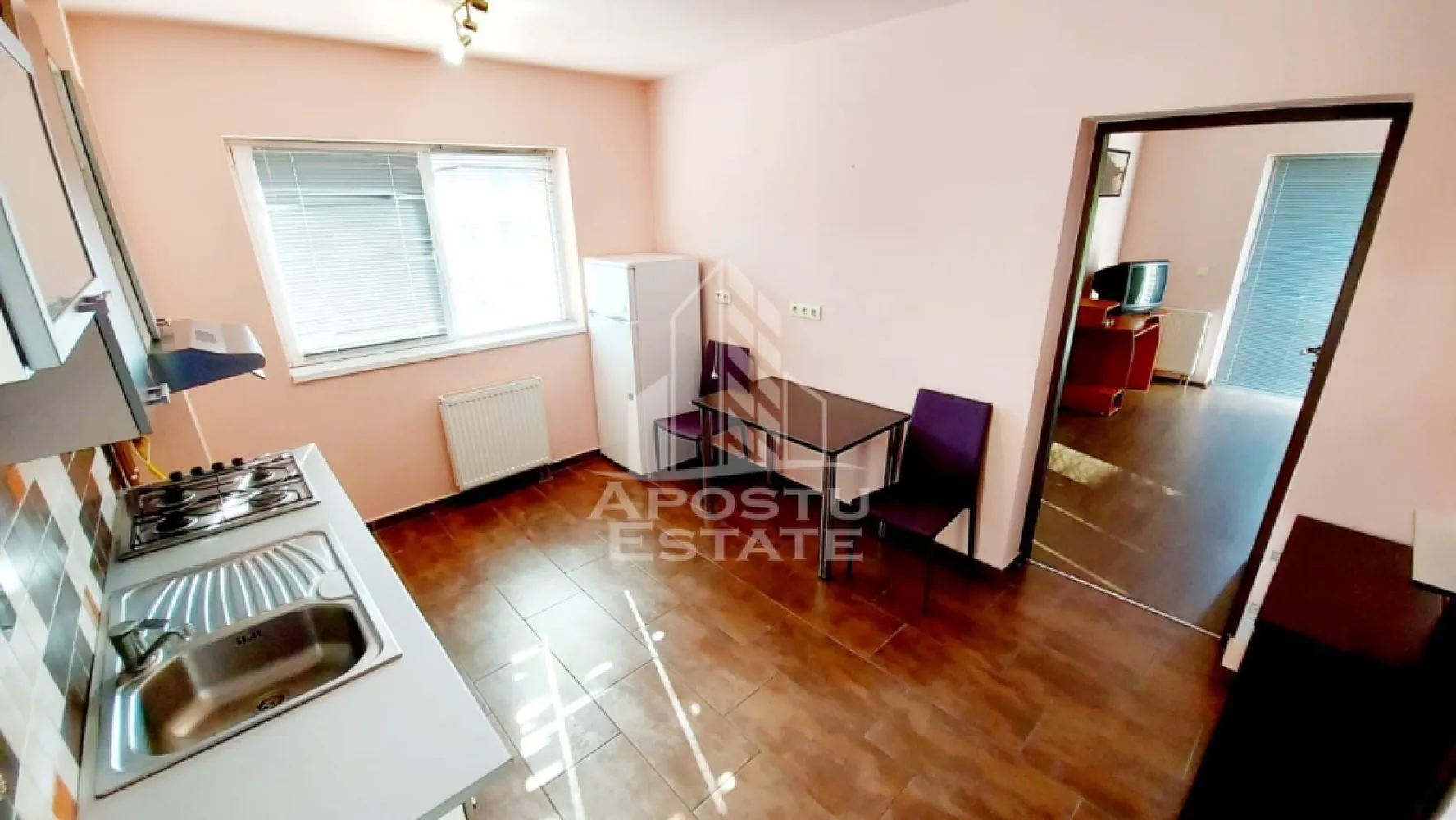 Apartament o camera de închiriat, centrala,parcare,Olimpia, Timișoara - Agenția Imobiliară APOSTU ESTATE va prezinta un apartament cu o camera disponibil pentru inchiriere in zona Stadion. Cu o suprafata utila de 35 mp, acest apartament este o oaza de confort si lumina, ideal pentru cei care cauta un spatiu modern si functional.
Compartimentarea apartamentului este urmatoarea:
- Hol de acces, oferindu-va un bun flux de circulatie in interiorul apartamentului
- Bucataria este dotata cu un loc de luat masa, ideal pentru micul dejun sau cinele in doi
- Camera principala este spatioasa si luminoasa, echipata cu un pat matrimonial pentru odihna si relaxare maxima
-Baia este prevazuta cu cada si geam

Pentru confortul termic optim, apartamentul dispune de centrala proprie si aer conditionat.

Apartamentul este situat intr-un complex care ofera acces si la o sala de fitness privata, unde va puteti mentine activi si sanatosi.

De asemenea, beneficiati de un loc de parcare dedicat, cu bariera, pentru a va asigura siguranta si comoditatea.

In apropierea complexului, veti gasi diverse facilitati, printre care:
- Market
- Profi
- Acces facil la mijloacele de transport in comun
Apartamentul este complet mobilat si utilat, fiind gata sa va primeasca ca nou loc de camin.
Va invitam sa programati o vizionare pentru a descoperi toate avantajele acestui apartament si pentru a va imagina viitorul aici.

ID intern: CP2685908!