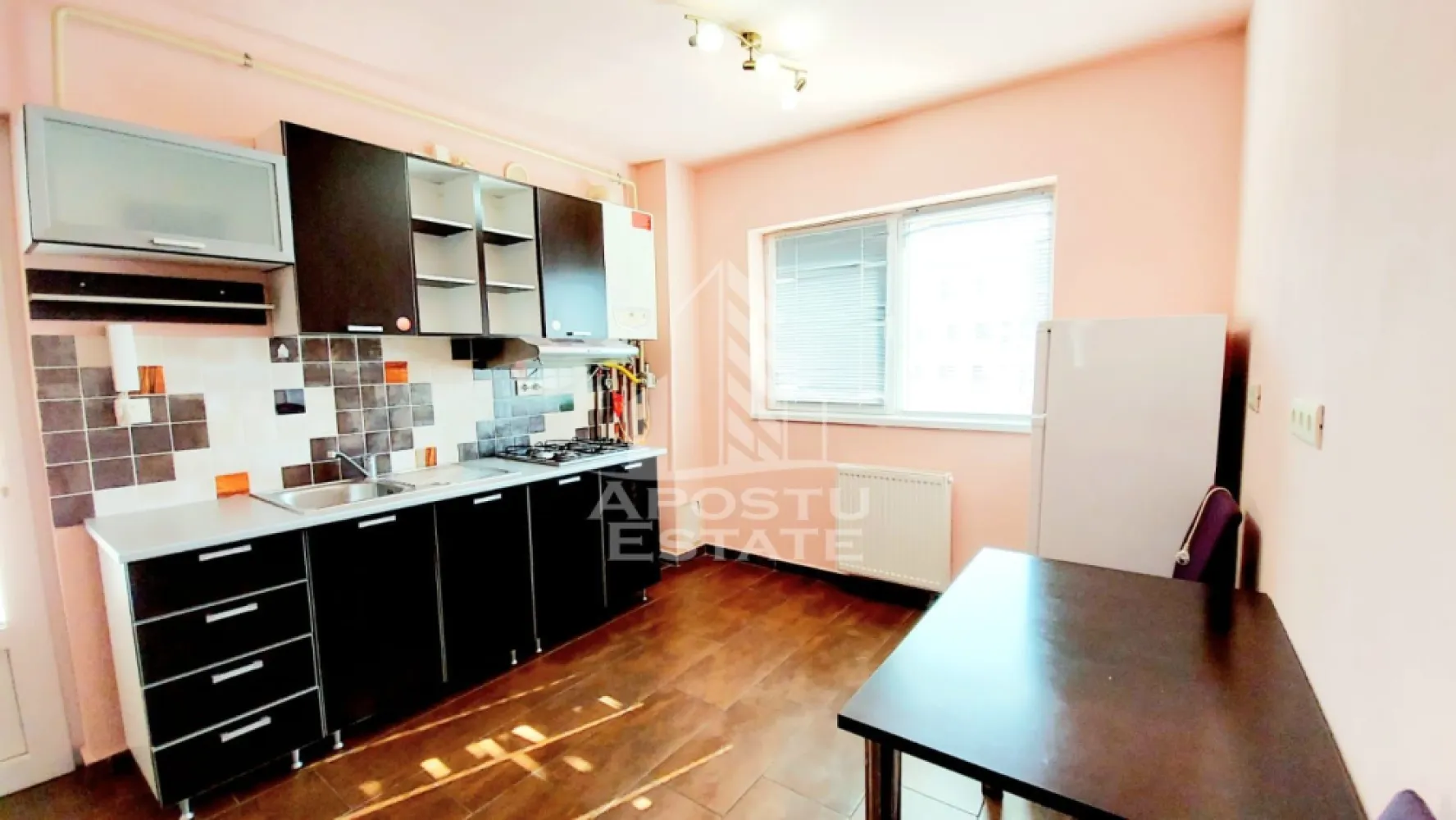 Apartament o camera de închiriat, centrala,parcare,Olimpia, Timișoara - Agenția Imobiliară APOSTU ESTATE va prezinta un apartament cu o camera disponibil pentru inchiriere in zona Stadion. Cu o suprafata utila de 35 mp, acest apartament este o oaza de confort si lumina, ideal pentru cei care cauta un spatiu modern si functional.
Compartimentarea apartamentului este urmatoarea:
- Hol de acces, oferindu-va un bun flux de circulatie in interiorul apartamentului
- Bucataria este dotata cu un loc de luat masa, ideal pentru micul dejun sau cinele in doi
- Camera principala este spatioasa si luminoasa, echipata cu un pat matrimonial pentru odihna si relaxare maxima
-Baia este prevazuta cu cada si geam

Pentru confortul termic optim, apartamentul dispune de centrala proprie si aer conditionat.

Apartamentul este situat intr-un complex care ofera acces si la o sala de fitness privata, unde va puteti mentine activi si sanatosi.

De asemenea, beneficiati de un loc de parcare dedicat, cu bariera, pentru a va asigura siguranta si comoditatea.

In apropierea complexului, veti gasi diverse facilitati, printre care:
- Market
- Profi
- Acces facil la mijloacele de transport in comun
Apartamentul este complet mobilat si utilat, fiind gata sa va primeasca ca nou loc de camin.
Va invitam sa programati o vizionare pentru a descoperi toate avantajele acestui apartament si pentru a va imagina viitorul aici.

ID intern: CP2685908!