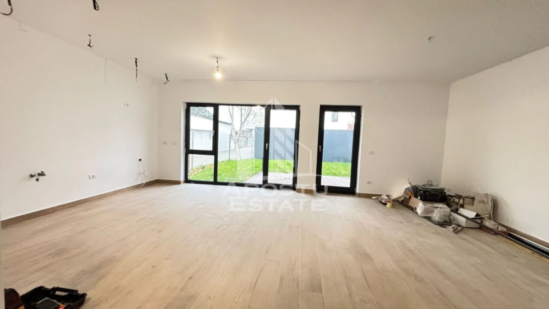 Casa individuala de vanzare in zona Buziasului, Timisoara - Agentia imobiliara APOSTU ESTATE va propune spre vanzare o casă individuală modernă, situată în zona Calea Buziașului, ideală pentru cei care își doresc confort, funcționalitate și o construcție nouă, realizată cu materiale de calitate.

Caracteristici generale:
 • Teren: 190 mp
 • Suprafață utilă casă: 110 mp
 • Casă nouă, complet izolată exterior (10 cm) și sub planșeu (25 cm)
 • Curte amenajată cu sistem de aspersoare
 • Carport acoperit și acces facil pe întreaga curte

Compartimentare:

Parter:
 • Living spațios cu bucătărie open space
 • Iesire pe terasă
 • Baie modernă
 • Încălzire în pardoseală cu termostat pe zone
 • Aer condiționat 12.000 BTU
 • Poartă electrică și videointerfon

Etaj:
 • 3 dormitoare
 • Dormitor matrimonial cu baie proprie
 • Baie suplimentară pe hol
 • Terasă generoasă accesibilă

Dotări suplimentare:
 • Încălzire în pardoseală în toată casa, cu termostat în fiecare cameră
 • Se predă la cheie, complet finisată
 • Curte amenajată și carport acoperit

Această proprietate reprezintă soluția perfectă pentru cei care caută o casă modernă, eficientă energetic și bine compartimentată, într-o zonă dezvoltată și accesibilă.

Pentru detalii suplimentare și programarea unei vizionări, vă stăm cu drag la dispoziție!

Agentia imobiliara Apostu Estate oferă consultanță bancară gratuită prin colaboratorii săi pentru alegerea celui mai potrivit tip de credit, astfel încât să deveniți noul proprietar al acestei case.
CP2826120