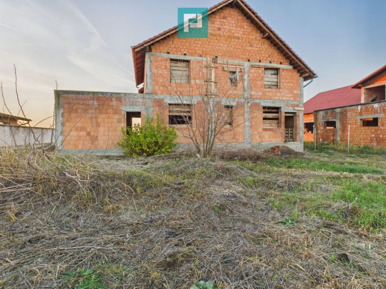 Proprietate impresionantă între Curtici și Macea - VILĂ IMPRESIONANTĂ LA ROȘU – POZIȚIE EXCELENTĂ, POTENȚIAL URIAȘ!
Curtici – Macea | Teren 842 mp | 280 mp utili | Deschidere la drum județean

Descoperă oportunitatea perfectă pentru investiția ta! O vilă spațioasă, impunătoare, aflată la stadiul de roșu, situată într-o zonă liniștită și în plină dezvoltare, între Curtici și Macea.

Proprietatea beneficiază de:

Teren generos de 842 mp – ideal pentru grădină, terasă, piscină, parcare sau extindere
Suprafață utilă de 280 mp – compartimentare modernă, perfectă pentru reședință de familie sau business
Living de 80 mp utili - ideal pentru zile de relaxare împreună cu cei dragi
Garaj spațios cu intrare în casă
Deschidere directă la drum județean – acces facil, vizibilitate excelentă
Vedere panoramică superbă – cadru natural deosebit
Destinație multiplă – potrivită pentru locuință, pensiune, birouri, clinică, spa, sediu firmă, etc.

O clădire solidă, cu arhitectură modernă, ce așteaptă să fie finalizată după gustul tău!

Preț atractiv — investiție cu potențial ridicat!

Pentru mai multe detalii și vizionări asistate, contactează-ne chiar azi!

Adina Baciș - consultant imobiliar Propertylab
Telefon: 0767103967
Email: adina.bacis@propertylab.ro 

 
Jeanina Câmpan - consultant imobiliar Propertylab
Telefon: 0760672985 
Email: jeanina.campan@propertylab.ro

Proprietate impresionantă între Curtici și Macea CP2825730