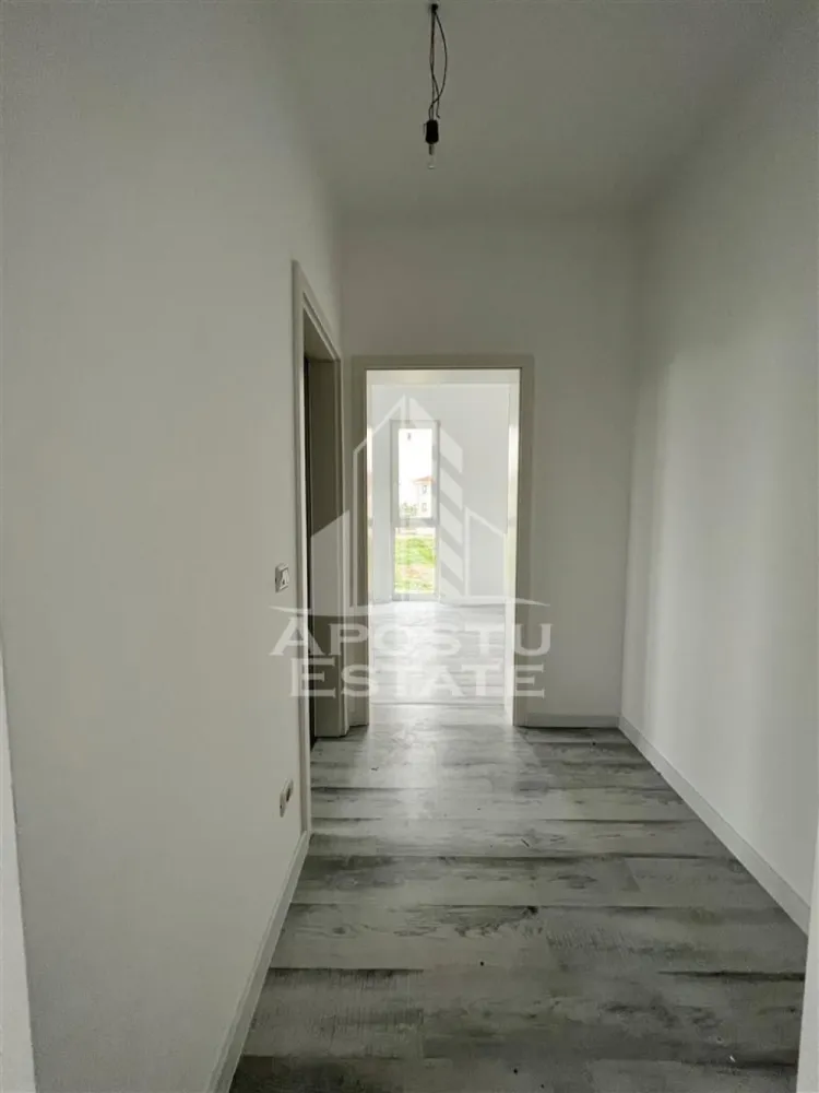 Apartamente cu 2 camere in Giroc la asfalt - APOSTU ESTATE va propune spre vanzare apartamente noi intr-un bloc modern aflat in constructie, situat in Giroc langa Lidl.

Blocul este construit din caramida Porotherm de 25 cm, izolat cu polistiren de 10 cm, dispune de parter + 2 etaje si este amplasat aproape de Lidl, Mega Image si mijloace de transport in comun, oferind acces rapid si confort.

Modele disponibile:
- 2 camere – 46 mp utili + balcon 5 mp – bucatarie inchisa sau open space – 85.000
- 2 camere – 53 mp utili + balcon 5 mp – bucatarie inchisa – 95.000 

Dotari standard pentru toate apartamentele:
- pereti complet din caramida (fara rigips) tencuiti mecanizat si finisati cu lavabil alb
- centrala termica proprie, incalzire in pardoseala
- geamuri tripan (3 sticle) mari – luminozitate si izolatie termica superioara
- finisaje interioare la alegerea viitorului proprietar: gresie, faianta, parchet, usi, obiecte sanitare
- 1 loc de parcare inscris in Cf.

Avantaj achizitie acum:
Pretul este mai mic acum, blocul fiind in constructie. Pe masura ce lucrarile avanseaza, pretul va creste. Doar cumparatorii care investesc acum blocheaza pretul si primesc apartamentul complet finisat dupa bunul plac, la termenul de predare. (Iulie 2026)

Aceasta este o oportunitate ideala pentru cei care cauta un camin confortabil sau o investitie sigura cu potential de venit lunar din inchiriere, intr-o zona care se dezvolta rapid si ofera toate facilitatile la indemana.

Pentru mai multe detalii sau programarea unei vizionari, nu ezitati sa ne contactati!
Pozele din anunt sunt cu scop informativ.
Acceptam orice fel de credit bancar. Oferim consultanta si solutii financiare prin colaboratorii nostri pentru a obtine cel mai avantajos credit Ipotecar sau Noua Casa.

Va asteptam cu drag la o vizionare chiar astazi!
CP2825337