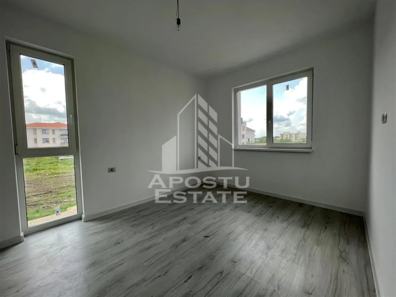 Apartamente cu 2 camere in Giroc la asfalt - APOSTU ESTATE va propune spre vanzare apartamente noi intr-un bloc modern aflat in constructie, situat in Giroc langa Lidl.

Blocul este construit din caramida Porotherm de 25 cm, izolat cu polistiren de 10 cm, dispune de parter + 2 etaje si este amplasat aproape de Lidl, Mega Image si mijloace de transport in comun, oferind acces rapid si confort.

Modele disponibile:
- 2 camere – 46 mp utili + balcon 5 mp – bucatarie inchisa sau open space – 85.000
- 2 camere – 53 mp utili + balcon 5 mp – bucatarie inchisa – 95.000 

Dotari standard pentru toate apartamentele:
- pereti complet din caramida (fara rigips) tencuiti mecanizat si finisati cu lavabil alb
- centrala termica proprie, incalzire in pardoseala
- geamuri tripan (3 sticle) mari – luminozitate si izolatie termica superioara
- finisaje interioare la alegerea viitorului proprietar: gresie, faianta, parchet, usi, obiecte sanitare
- 1 loc de parcare inscris in Cf.

Avantaj achizitie acum:
Pretul este mai mic acum, blocul fiind in constructie. Pe masura ce lucrarile avanseaza, pretul va creste. Doar cumparatorii care investesc acum blocheaza pretul si primesc apartamentul complet finisat dupa bunul plac, la termenul de predare. (Iulie 2026)

Aceasta este o oportunitate ideala pentru cei care cauta un camin confortabil sau o investitie sigura cu potential de venit lunar din inchiriere, intr-o zona care se dezvolta rapid si ofera toate facilitatile la indemana.

Pentru mai multe detalii sau programarea unei vizionari, nu ezitati sa ne contactati!
Pozele din anunt sunt cu scop informativ.
Acceptam orice fel de credit bancar. Oferim consultanta si solutii financiare prin colaboratorii nostri pentru a obtine cel mai avantajos credit Ipotecar sau Noua Casa.

Va asteptam cu drag la o vizionare chiar astazi!
CP2825337