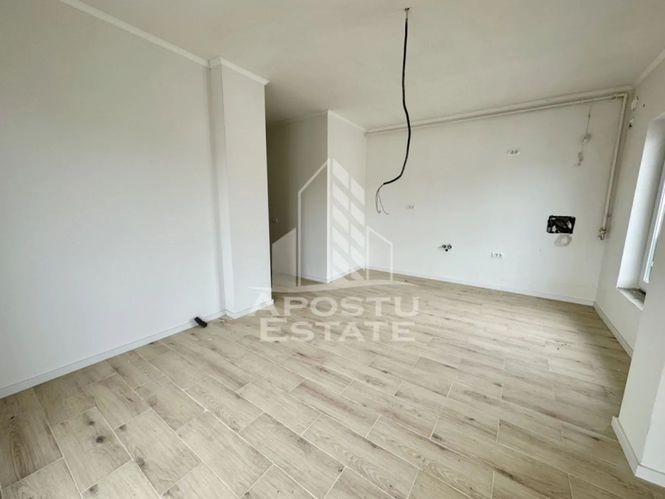 Apartament cu 4 camere, terasa de 30 mp, zona Planetelor din Giroc - APOSTU ESTATE va ofera spre vanzare un apartament cu 4 camere, decomandat, etaj 3 din 3, situat in Giroc in zona Planetelor din Giroc, judetul Timis.
Beneficiaza de o suprafata de 75 mp utili + terasa de 30 mp.
Dispune de 1 loc de parcare trecut in CF.
Imobilul este dotat cu centrala proprie cu incalzire in pardoseala, termostat de ambient pe fiecare incapere in parte, clima, videointerfon, geamuri tripan Salamander.
Beneficiaza de pod propriu inscris in CF.
Blocul este acoperit cu tigla, iar constructia este realizata din caramida Porotherm de 25 cm cu izolatie de 15 cm.
Termen de predare: martie 2026.
Vecinatati: Profi

Compartimentare:
- hol acces
- living open space
- bucatarie
- 3 dormitoare
- 2 bai
- terasa de 30 mp
- balcon de 3 mp
- pod

Pretul este 134.500 euro negociabil
Te astept cu drag la o vizionare si poti fii chiar tu noul proprietar al acestui apartament.
CP 2824648