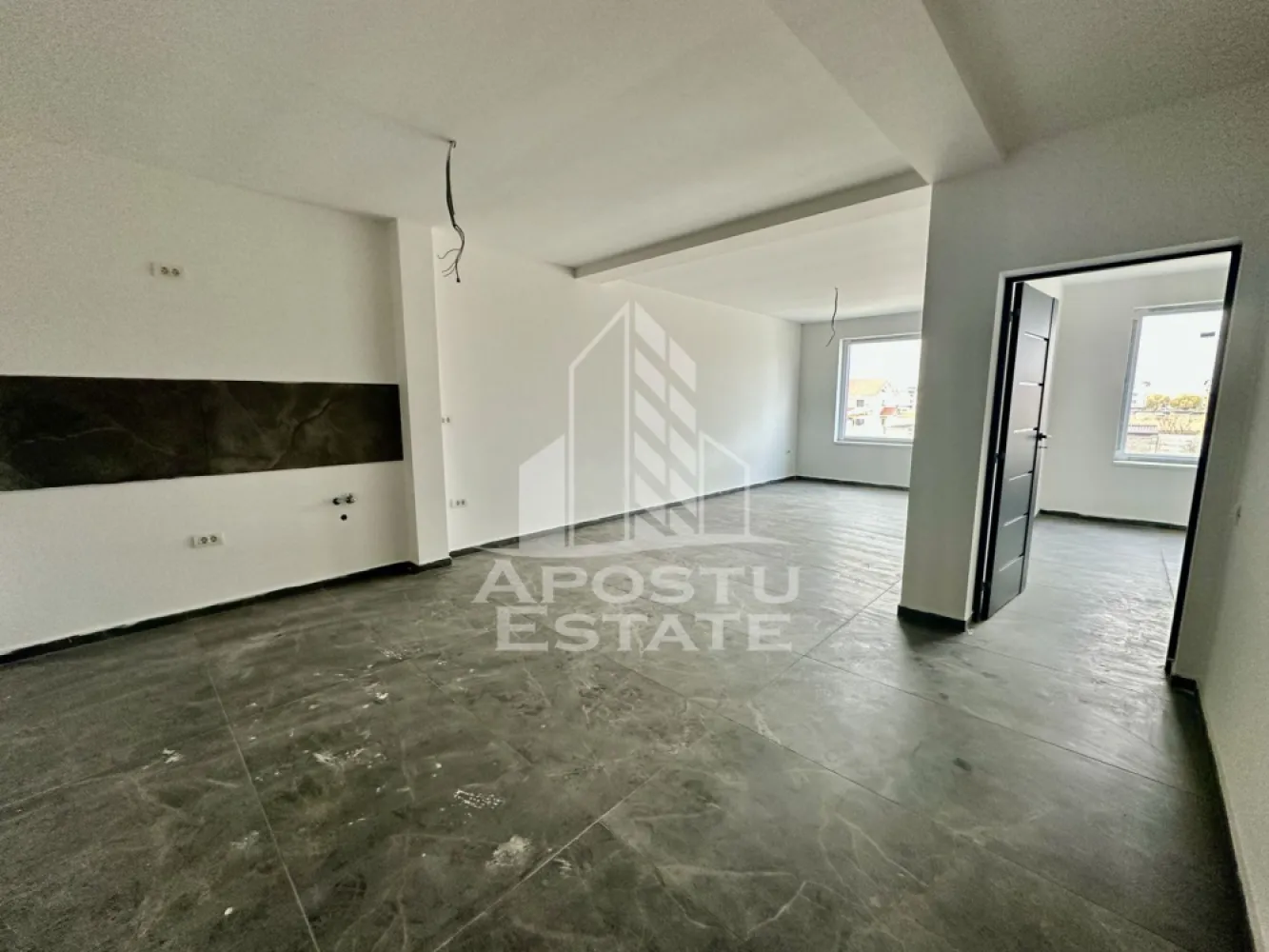 Apartament cu 2 camere, etaj 1, zona Planetelor din Giroc - APOSTU ESTATE va ofera spre vanzare un apartament cu 2 camere, etaj 1 din 3, situat in Giroc in zona Planetelor din Giroc, judetul Timis.
Beneficiaza de o suprafata de 53 mp utili.
Dispune de 1 loc de parcare trecut in CF.
Imobilul este dotat cu centrala proprie cu incalzire in pardoseala, clima, videointerfon, geamuri tripan Salamander.
Blocul este acoperit cu tigla, iar constructia este realizata din caramida Porotherm de 25 cm cu izolatie de 15 cm.
Termen de predare: martie 2026.
Vecinatati: Profi

Compartimentare:
- hol acces
- living open space
- bucatarie cu posibilitate de inchidere
- dormitor
- baie cu dus

Pretul este 87.500 euro
Te astept cu drag la o vizionare si poti fii chiar tu noul proprietar al acestui apartament.
CP 2824635