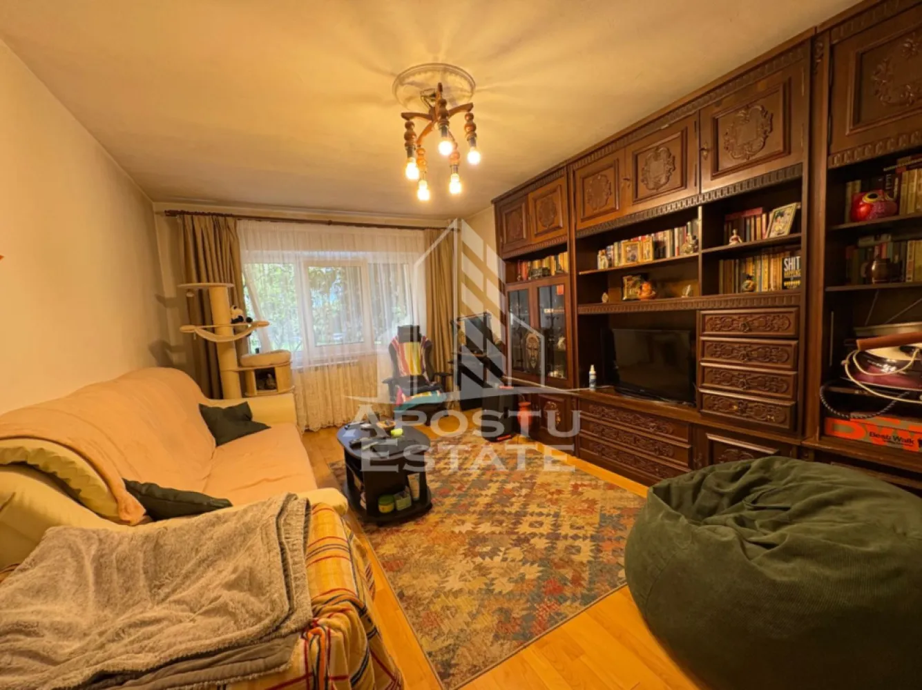 Apartament 2 camere, decomadat, bloc anvelopat Olimpia Stadion - Agentia imobiliara APOSTU ESTATE va propune spre vanzare un apartament cu 2 camere, situat in Timis, Timisoara, intre Olimpia Stadion si Complexul Studentesc.

Imobilul este amplasat la parter, are o suprafata de 50 mp si este decomandat, fiind potrivit atat pentru locuit, cat si pentru investitie.

Caracteristici:
• 2 camere
• Debara 
• Suprafata: 50 mp
• Centrala termica proprie

Avantaje:
• Pozitionare excelenta, zona linistita dar si aproape de campusul universitar
• Ideal pentru inchiriere sau locuinta proprie
• Acces rapid catre puncte de interes

Agentia imobiliara Apostu Estate va ofera consultanta bancara gratuita prin intermediul colaboratorilor nostri pentru alegerea celui mai potrivit tip de credit, astfel incat tu sa devi noul proprietar al acestui apartament.
CP3176500