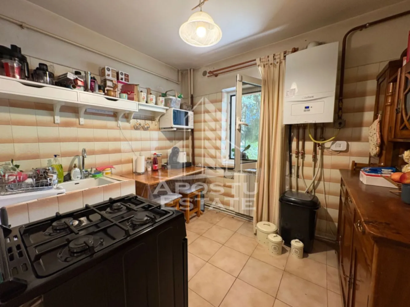 Apartament 2 camere, decomadat, bloc anvelopat Olimpia Stadion - Agentia imobiliara APOSTU ESTATE va propune spre vanzare un apartament cu 2 camere, situat in Timis, Timisoara, intre Olimpia Stadion si Complexul Studentesc.

Imobilul este amplasat la parter, are o suprafata de 50 mp si este decomandat, fiind potrivit atat pentru locuit, cat si pentru investitie.

Caracteristici:
• 2 camere
• Debara 
• Suprafata: 50 mp
• Centrala termica proprie

Avantaje:
• Pozitionare excelenta, zona linistita dar si aproape de campusul universitar
• Ideal pentru inchiriere sau locuinta proprie
• Acces rapid catre puncte de interes

Agentia imobiliara Apostu Estate va ofera consultanta bancara gratuita prin intermediul colaboratorilor nostri pentru alegerea celui mai potrivit tip de credit, astfel incat tu sa devi noul proprietar al acestui apartament.
CP3176500