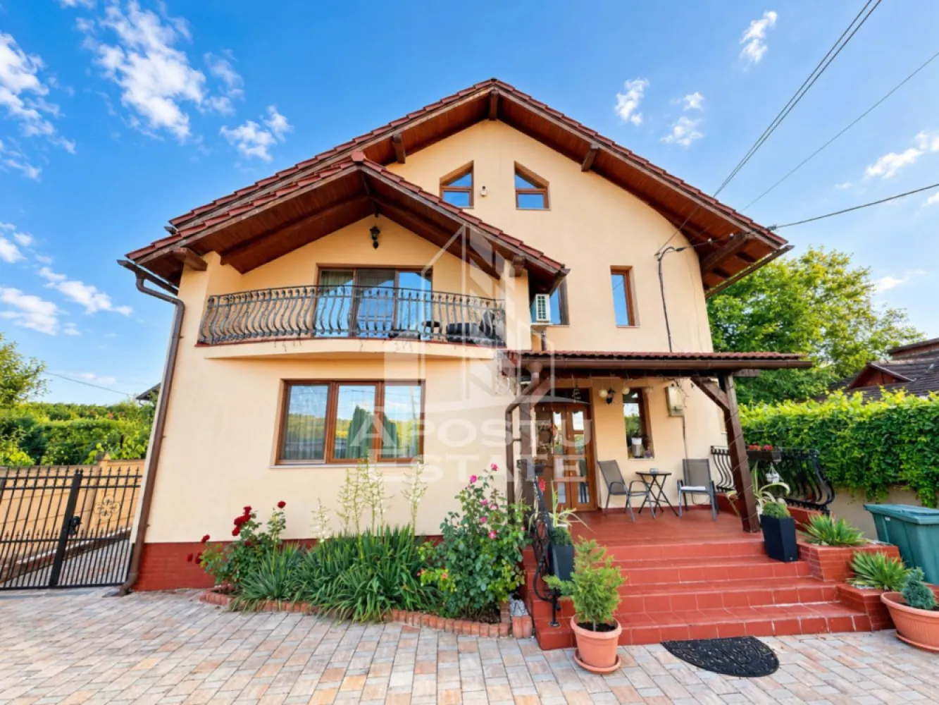 Comision 0% ! Casa moderna, teren 3500mp, Pestisu Mare, Hunedoara - Agentie imobiliara, APOSTU ESTATE va propune spre vanzare in Reprezentare Exclusiva si comision 0% la cumparator, o casa individuala cu 4 dormitoare, aflata in Pestisu Mare, in Hunedoara.

Actualul proprietar a construit aceasta casa pentru uz propriu, fapt pentru care toate materialele de constructie cat si finisajele sunt de calitate superioara. Lucru de care va rugam sa va convingeti singuri la vizionare.

Locuinta are o suprafata utila de aproximativ 250mp + aproximativ 100mp la mansarda, compartimentata astfel:
Parter:
- 1 dormitor
- 1 sufragerie
- 1 loc de luat masa, open-space cu bucataria
- 1 baie
- 1 spatiu de depozitare
- 1 terasa de aproximativ 20 mp

Etaj:
- 1 dormitor matrimonial, cu baie proprie, dressing si balcon
- 2 dormitoare, fiecare cu dressing
- 1 baie spatioasa
- 1 hol de acces

Mansarda:
- 1 spatiu open-space, pe toata suprafata casei, care poate fi compartimentat in 3 sau 4 camere

Confortul termic este asigurat, prin intermediul centralei termice proprii, prin incalzire in pardoseala la parterul casei si prin calorifere la etaj. Iar pentru zilele calduroase, exista aparate de aer conditionat, care sa asigure racorirea in intreaga casa.

Accesul se face prin poarta actionata cu telecomanda. Iar pentru siguranta, avem sistem de camere de supraveghere.

Suprafata mare a terenului ofera posibilitati multiple de utilizare si valorificare a acestuia.

In prezent, casa se inchiriaza in regim hotelier, ceea ce ofera potential de afacere.

Amplasarea proprietatii ofera acces facil atat catre orasul Hunedoara, cat si catre Deva sau Simeria.

Proprietatea se preda mobilata si utilata complet, conform pozelor.

Oferim consultanta gratuita cu privire la obtinerea creditelor bancare, pentru achizitii imobiliare.

Nu ezitati sa ne contactati pentru stabilirea unei vizionari sau alte detalii suplimentare.

ID intern: CP3171694