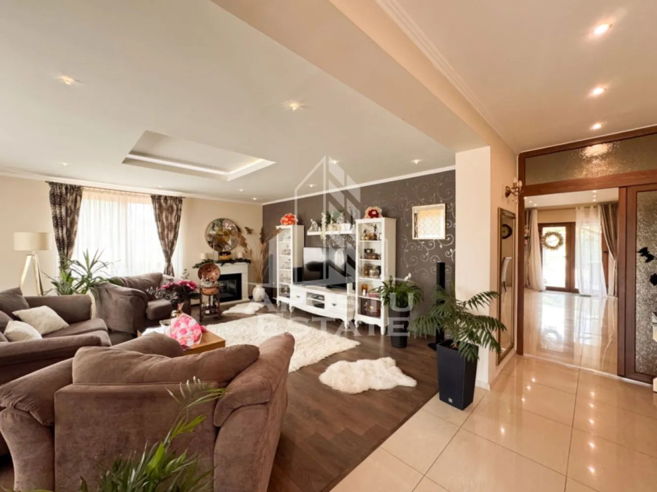 Comision 0% ! Casa moderna, teren 3500mp, Pestisu Mare, Hunedoara - Agentie imobiliara, APOSTU ESTATE va propune spre vanzare in Reprezentare Exclusiva si comision 0% la cumparator, o casa individuala cu 4 dormitoare, aflata in Pestisu Mare, in Hunedoara.

Actualul proprietar a construit aceasta casa pentru uz propriu, fapt pentru care toate materialele de constructie cat si finisajele sunt de calitate superioara. Lucru de care va rugam sa va convingeti singuri la vizionare.

Locuinta are o suprafata utila de aproximativ 250mp + aproximativ 100mp la mansarda, compartimentata astfel:
Parter:
- 1 dormitor
- 1 sufragerie
- 1 loc de luat masa, open-space cu bucataria
- 1 baie
- 1 spatiu de depozitare
- 1 terasa de aproximativ 20 mp

Etaj:
- 1 dormitor matrimonial, cu baie proprie, dressing si balcon
- 2 dormitoare, fiecare cu dressing
- 1 baie spatioasa
- 1 hol de acces

Mansarda:
- 1 spatiu open-space, pe toata suprafata casei, care poate fi compartimentat in 3 sau 4 camere

Confortul termic este asigurat, prin intermediul centralei termice proprii, prin incalzire in pardoseala la parterul casei si prin calorifere la etaj. Iar pentru zilele calduroase, exista aparate de aer conditionat, care sa asigure racorirea in intreaga casa.

Accesul se face prin poarta actionata cu telecomanda. Iar pentru siguranta, avem sistem de camere de supraveghere.

Suprafata mare a terenului ofera posibilitati multiple de utilizare si valorificare a acestuia.

In prezent, casa se inchiriaza in regim hotelier, ceea ce ofera potential de afacere.

Amplasarea proprietatii ofera acces facil atat catre orasul Hunedoara, cat si catre Deva sau Simeria.

Proprietatea se preda mobilata si utilata complet, conform pozelor.

Oferim consultanta gratuita cu privire la obtinerea creditelor bancare, pentru achizitii imobiliare.

Nu ezitati sa ne contactati pentru stabilirea unei vizionari sau alte detalii suplimentare.

ID intern: CP3171694