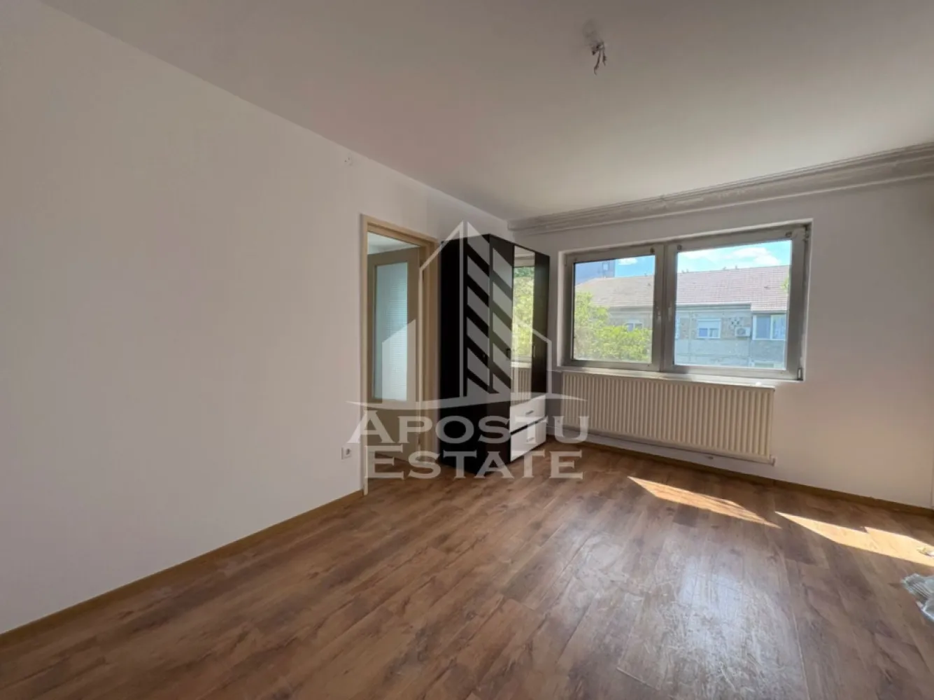 Apartament 2 camere, in zona Piata Marasti, Timisoara. - Apostu Estate va propun spre vânzare un apartament cu 2 camere, situat în zona Piata Mărăști (Zona 0), chiar în inima Timișoarei, într-o zonă liniștită, cu acces imediat la principalele puncte de interes ale orașului.

Suprafață utilă: 47 mp
Compartimentare: semidecomandat
Situat la etajul 4/4, blocul are acoperis.

Locație excelentă, ultracentrală
La doar 3 minute de mers pe jos de Iulius Town
La 4 minute de Piața Unirii
Ideal atât pentru locuință proprie, cât și pentru investiție, datorită potențialului ridicat de închiriere
Apartamentul este liber și disponibil pentru vizionări
Actele sunt la zi
Pentru mai multe informații și programarea unei vizionări, nu ezitați să ne contactați!
Agentia imobiliara Apostu Estate va ofera consultanta bancara gratuita prin intermediul colaboratorilor nostri pentru alegerea celui mai potrivit tip de credit, astfel incat tu sa devi noul proprietar al acestui apartament.
CP3176579