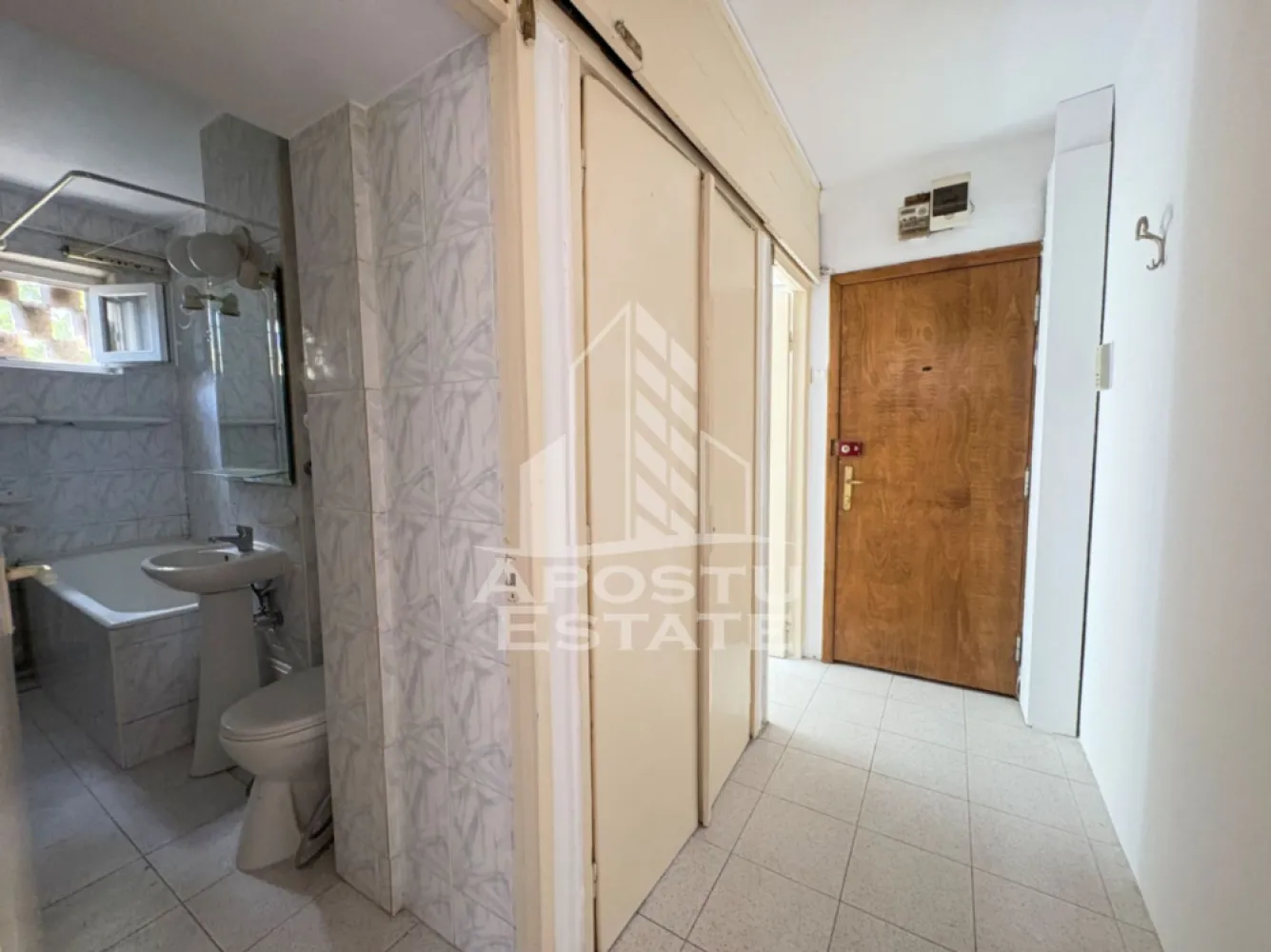 Apartament 2 camere, in zona Piata Marasti, Timisoara. - Apostu Estate va propun spre vânzare un apartament cu 2 camere, situat în zona Piata Mărăști (Zona 0), chiar în inima Timișoarei, într-o zonă liniștită, cu acces imediat la principalele puncte de interes ale orașului.

Suprafață utilă: 47 mp
Compartimentare: semidecomandat
Situat la etajul 4/4, blocul are acoperis.

Locație excelentă, ultracentrală
La doar 3 minute de mers pe jos de Iulius Town
La 4 minute de Piața Unirii
Ideal atât pentru locuință proprie, cât și pentru investiție, datorită potențialului ridicat de închiriere
Apartamentul este liber și disponibil pentru vizionări
Actele sunt la zi
Pentru mai multe informații și programarea unei vizionări, nu ezitați să ne contactați!
Agentia imobiliara Apostu Estate va ofera consultanta bancara gratuita prin intermediul colaboratorilor nostri pentru alegerea celui mai potrivit tip de credit, astfel incat tu sa devi noul proprietar al acestui apartament.
CP3176579