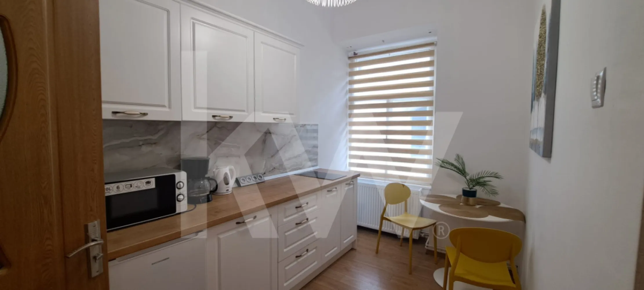 Apartament pentru inchiriere , ultracentral-centrul istoric ,mobilat si utilat - Oportunitate unică: Apartament de lux în centrul istoric 

Căutați confortul in inima orașului . Vă prezentăm un apartament de lux, situat ultracentral, pregătit să își primească noii locatari.

Cu o suprafață utilă generoasă de 87,7 mp, proprietatea este decomandată ingenios în două spatii complet independente. 

Fiecare unitate dispune de:
Bucătărie proprie, mobilată și utilată modern;

Baie privată cu finisaje de calitate;

Zonă de zi sau dormitor, amenajată cu stil.

Dotări și facilități de top
Pregătit pentru mutare: Mobilat și utilat modern, totul este gata pentru utilizare imediată.

Curte privată și loc de parcare: Un avantaj rar și extrem de valoros pentru zona centrală.

Flexibilitate totală: Ideal pentru o familie extinsă, pentru cei care doresc să locuiască într-o unitate și să o închirieze pe cealaltă, sau ca investiție pe termen lung ori în regim hotelier.

Proprietatea se află în imediata apropiere a tuturor punctelor de interes major din oraș:

Centrul istoric: La doar câțiva pași de restaurante, cafenele și zona pietonală.

Centrul administrativ: Acces rapid și facil la instituții și clădiri de birouri.

Centrul cultural: În vecinătatea teatrelor, a muzeelor și a principalelor evenimente urbane.

Pentru mai multe detalii și pentru a programa o vizionare, vă stăm la dispoziție.
