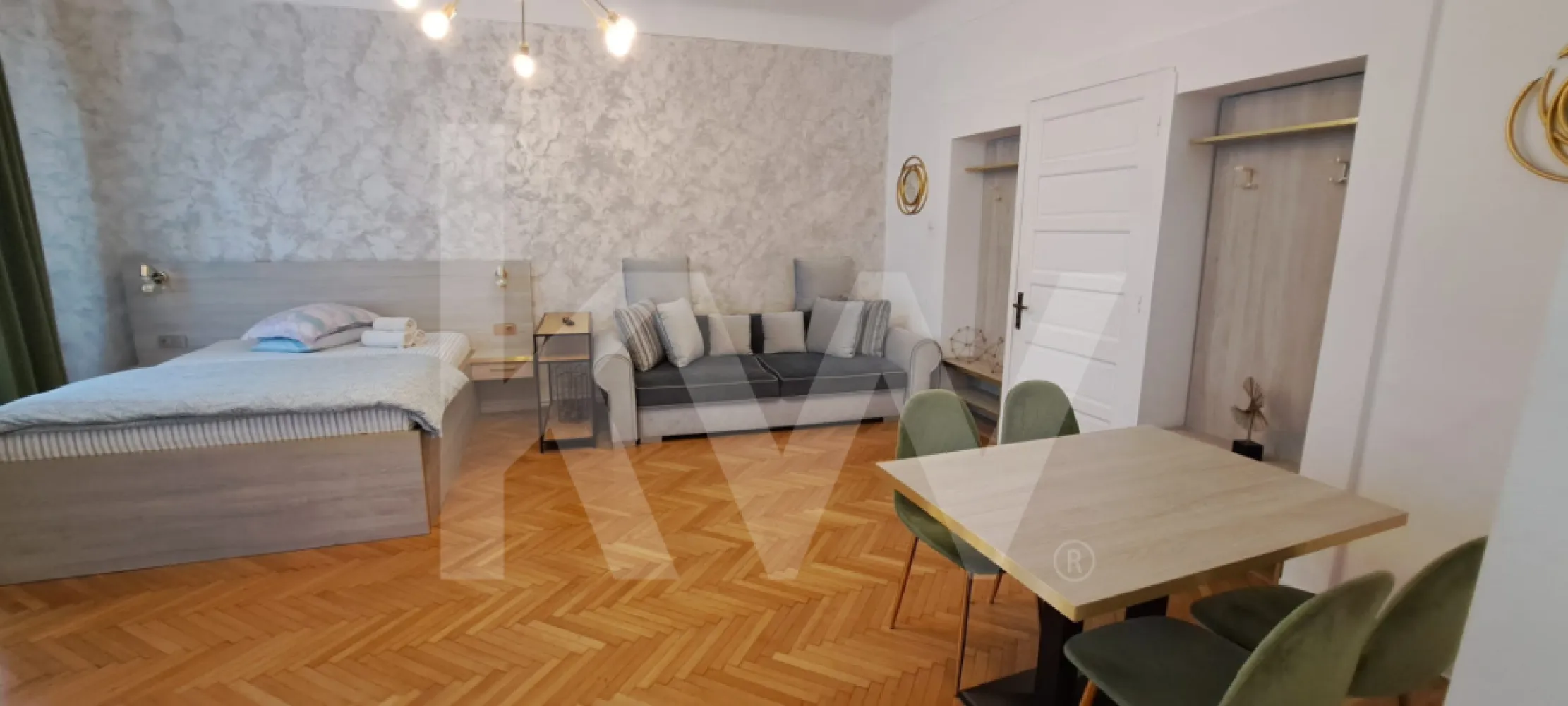 Apartament pentru inchiriere , ultracentral-centrul istoric ,mobilat si utilat - Oportunitate unică: Apartament de lux în centrul istoric 

Căutați confortul in inima orașului . Vă prezentăm un apartament de lux, situat ultracentral, pregătit să își primească noii locatari.

Cu o suprafață utilă generoasă de 87,7 mp, proprietatea este decomandată ingenios în două spatii complet independente. 

Fiecare unitate dispune de:
Bucătărie proprie, mobilată și utilată modern;

Baie privată cu finisaje de calitate;

Zonă de zi sau dormitor, amenajată cu stil.

Dotări și facilități de top
Pregătit pentru mutare: Mobilat și utilat modern, totul este gata pentru utilizare imediată.

Curte privată și loc de parcare: Un avantaj rar și extrem de valoros pentru zona centrală.

Flexibilitate totală: Ideal pentru o familie extinsă, pentru cei care doresc să locuiască într-o unitate și să o închirieze pe cealaltă, sau ca investiție pe termen lung ori în regim hotelier.

Proprietatea se află în imediata apropiere a tuturor punctelor de interes major din oraș:

Centrul istoric: La doar câțiva pași de restaurante, cafenele și zona pietonală.

Centrul administrativ: Acces rapid și facil la instituții și clădiri de birouri.

Centrul cultural: În vecinătatea teatrelor, a muzeelor și a principalelor evenimente urbane.

Pentru mai multe detalii și pentru a programa o vizionare, vă stăm la dispoziție.
