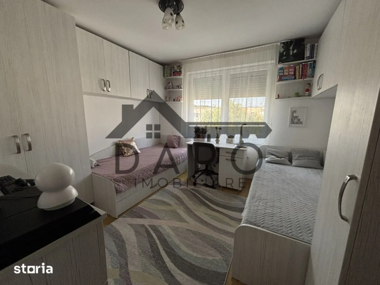 Apartament 3 camere, strada Livezeni, cartier Tudor - Vand apartament cu 3 camere decomandate, situat în cartierul Tudor, pe strada Livezeni, zona Merkur-Lidl.Apartamentul se vinde complet mobilat si utilat (electrocasnice incluse).Compartimentare:• Living spatios• 2 dormitoare• 2 băi• Bucătărie• Cămară• Hol generos• Balcon închis cu geam termopan.Suprafata: 70 mpEtaj 4 din 4. Centrală termică pe gaz, aer condiționat, instalațiile de apă, încălzire și electricitate au fost inlocuite. Izolație interioară cu vată minerală (tavane și pereți exteriori).Zona foarte buna, aproape de magazine, unitati de invatamant, mijloace de transport, parcare mare.