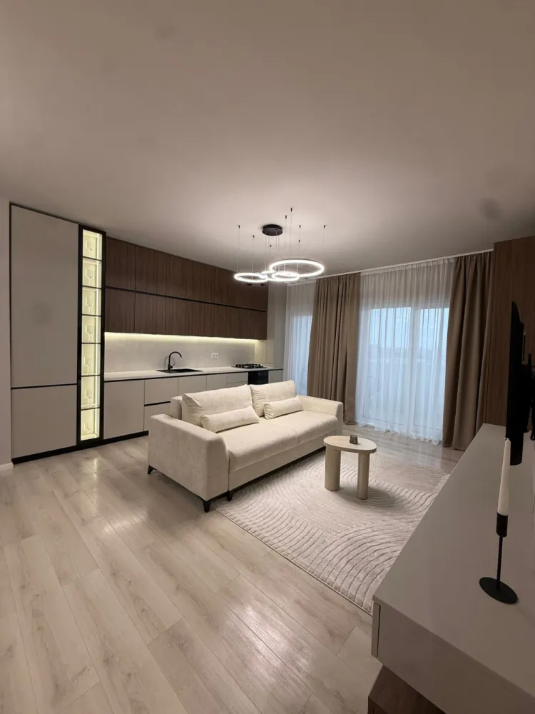 Apartament premium cu 2 camere de vânzare | Comision 0 - Dacă îți dorești un apartament modern, amenajat cu bun gust și atenție la detalii, această proprietate din Florești poate fi alegerea ideală atât pentru locuit, cât și pentru investiție.Situat pe strada Eroilor, la etajul 4 din 6, apartamentul dispune de 52 mp utili și o terasă generoasă de 12 mp, perfectă pentru relaxare și confort în aer liber.Amenajarea interioară îmbină armonios designul modern cu materiale naturale precum lemnul, piatra și marmura, rezultând un ambient elegant, cald și primitor.Comision 0 pentru cumpărător.Compartimentare:• living open-space cu bucătărie complet mobilată și utilată• dormitor amenajat în tonuri calde, cu perete decorativ din piatră naturală• baie cu duș walk-in și obiecte sanitare moderne• terasă spațioasăFinisaje și dotări:• mobilier realizat la comandă• combinație elegantă de lemn natural și finisaje mate• iluminat ambiental integrat• apartamentul se vinde complet mobilat și utilat, exact ca în fotografiiParcare subterană disponibilă contra cost: 8.000 €.Zona este în plină dezvoltare și oferă acces rapid către supermarket, farmacie și alte facilități importante, aflate la doar câteva minute distanță.Preț: 139.900 € negociabilId: 88v/8Se acceptă achiziționarea și prin credit.Pentru mai multe informații și programarea unei vizionări, vă stăm cu drag la dispoziție.0784 878 355Petani Imobiliare