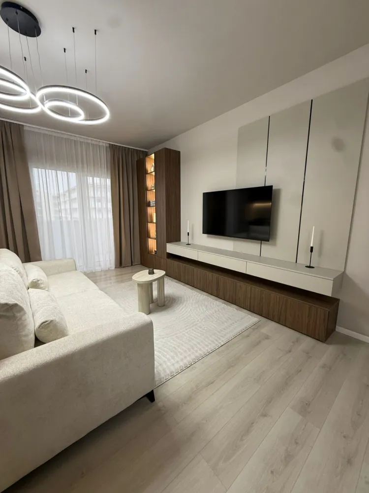 Apartament premium cu 2 camere de vânzare | Comision 0 - Dacă îți dorești un apartament modern, amenajat cu bun gust și atenție la detalii, această proprietate din Florești poate fi alegerea ideală atât pentru locuit, cât și pentru investiție.Situat pe strada Eroilor, la etajul 4 din 6, apartamentul dispune de 52 mp utili și o terasă generoasă de 12 mp, perfectă pentru relaxare și confort în aer liber.Amenajarea interioară îmbină armonios designul modern cu materiale naturale precum lemnul, piatra și marmura, rezultând un ambient elegant, cald și primitor.Comision 0 pentru cumpărător.Compartimentare:• living open-space cu bucătărie complet mobilată și utilată• dormitor amenajat în tonuri calde, cu perete decorativ din piatră naturală• baie cu duș walk-in și obiecte sanitare moderne• terasă spațioasăFinisaje și dotări:• mobilier realizat la comandă• combinație elegantă de lemn natural și finisaje mate• iluminat ambiental integrat• apartamentul se vinde complet mobilat și utilat, exact ca în fotografiiParcare subterană disponibilă contra cost: 8.000 €.Zona este în plină dezvoltare și oferă acces rapid către supermarket, farmacie și alte facilități importante, aflate la doar câteva minute distanță.Preț: 139.900 € negociabilId: 88v/8Se acceptă achiziționarea și prin credit.Pentru mai multe informații și programarea unei vizionări, vă stăm cu drag la dispoziție.0784 878 355Petani Imobiliare