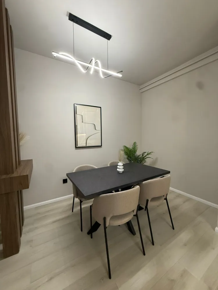 Apartament premium cu 2 camere de vânzare | Comision 0 - Dacă îți dorești un apartament modern, amenajat cu bun gust și atenție la detalii, această proprietate din Florești poate fi alegerea ideală atât pentru locuit, cât și pentru investiție.Situat pe strada Eroilor, la etajul 4 din 6, apartamentul dispune de 52 mp utili și o terasă generoasă de 12 mp, perfectă pentru relaxare și confort în aer liber.Amenajarea interioară îmbină armonios designul modern cu materiale naturale precum lemnul, piatra și marmura, rezultând un ambient elegant, cald și primitor.Comision 0 pentru cumpărător.Compartimentare:• living open-space cu bucătărie complet mobilată și utilată• dormitor amenajat în tonuri calde, cu perete decorativ din piatră naturală• baie cu duș walk-in și obiecte sanitare moderne• terasă spațioasăFinisaje și dotări:• mobilier realizat la comandă• combinație elegantă de lemn natural și finisaje mate• iluminat ambiental integrat• apartamentul se vinde complet mobilat și utilat, exact ca în fotografiiParcare subterană disponibilă contra cost: 8.000 €.Zona este în plină dezvoltare și oferă acces rapid către supermarket, farmacie și alte facilități importante, aflate la doar câteva minute distanță.Preț: 139.900 € negociabilId: 88v/8Se acceptă achiziționarea și prin credit.Pentru mai multe informații și programarea unei vizionări, vă stăm cu drag la dispoziție.0784 878 355Petani Imobiliare