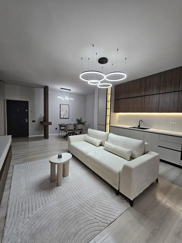 Apartament premium cu 2 camere de vânzare | Comision 0 - Dacă îți dorești un apartament modern, amenajat cu bun gust și atenție la detalii, această proprietate din Florești poate fi alegerea ideală atât pentru locuit, cât și pentru investiție.Situat pe strada Eroilor, la etajul 4 din 6, apartamentul dispune de 52 mp utili și o terasă generoasă de 12 mp, perfectă pentru relaxare și confort în aer liber.Amenajarea interioară îmbină armonios designul modern cu materiale naturale precum lemnul, piatra și marmura, rezultând un ambient elegant, cald și primitor.Comision 0 pentru cumpărător.Compartimentare:• living open-space cu bucătărie complet mobilată și utilată• dormitor amenajat în tonuri calde, cu perete decorativ din piatră naturală• baie cu duș walk-in și obiecte sanitare moderne• terasă spațioasăFinisaje și dotări:• mobilier realizat la comandă• combinație elegantă de lemn natural și finisaje mate• iluminat ambiental integrat• apartamentul se vinde complet mobilat și utilat, exact ca în fotografiiParcare subterană disponibilă contra cost: 8.000 €.Zona este în plină dezvoltare și oferă acces rapid către supermarket, farmacie și alte facilități importante, aflate la doar câteva minute distanță.Preț: 139.900 € negociabilId: 88v/8Se acceptă achiziționarea și prin credit.Pentru mai multe informații și programarea unei vizionări, vă stăm cu drag la dispoziție.0784 878 355Petani Imobiliare
