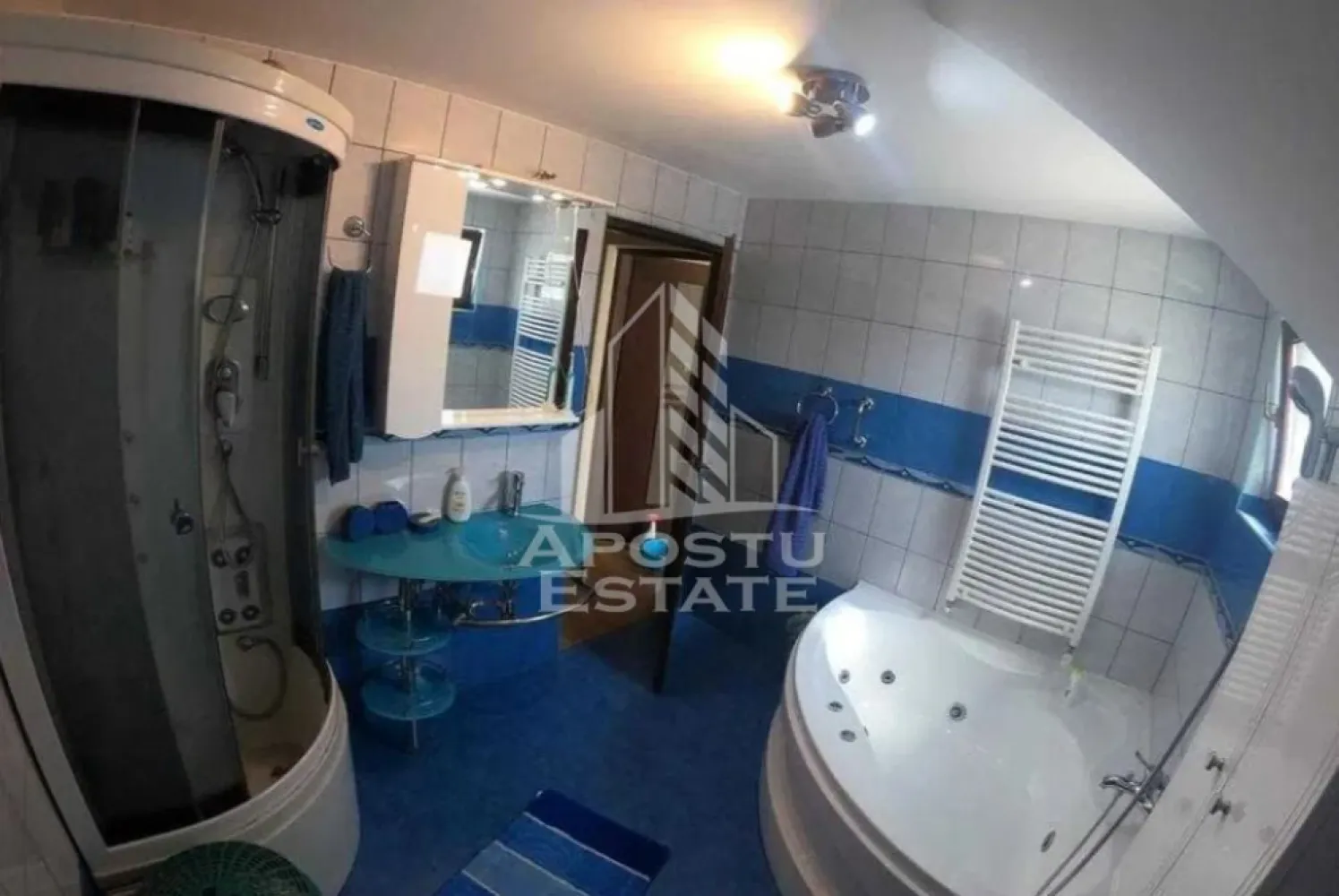 Duplex mobilat si utilat Dumbravita - ​Apostu Estate va propune spre inchiriere un duplex modern, compartimentat inteligent,situat intr-o zona rezidentiala linistita din Dumbravita.
 Locuinta beneficiaza de o amplasare excelenta, fiind ferita de traficul intens, dar la o distanta de doar 10-15 minute de mers pe jos fata de Kaufland si Lidl.
​Casa se inchiriaza complet utilata si dispune de centrala proprie pe gaz si iluminat LED.
 Bucataria si zona de utilitati sunt dotate complet cu frigider mare, hota, masina de spalat vase, masina de spalat rufe si masina de uscat rufe.
 Pentru relaxare si mentinerea formei fizice, proprietatea ofera o baie cu jacuzzi si o sala de fitness complet echipata, amenajata in pod.
 Siguranta este asigurata printr-un sistem de alarma si monitorizare video.
​Exteriorul este amenajat pentru un confort sporit, incluzand o terasa, un gratar din caramida si o gradina cu gazon dotata cu sistem de irigare automatizat prin foraj. Totodata, exista o casuta pentru depozitarea uneltelor de gradina si un carport cu poarta automatizata pentru accesul facil al autoturismelor.
Disponibil imediat!
Va asteptam cu drag la o vizionare!