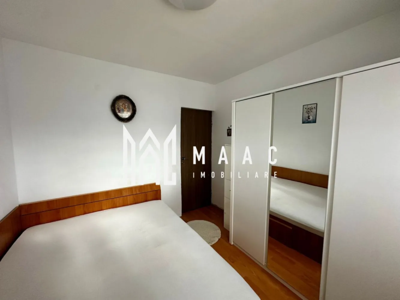 Apartament 3 camere de vânzare | Vasile Aaron, Sibiu | 61 mp, INTABULATĂ - Apartament cu 3 camere de vânzare în zona Vasile Aaron din Sibiu, situat pe Strada Semaforului, cu 61 mp utili și compartimentare pe două niveluri, potrivit pentru locuire urbană.

Detalii proprietate:
• Suprafață utilă: 61 mp
• Suprafață construită: 73 mp
• Suprafața este INTABULATĂ
• Compartimentare pe două niveluri
• Nivel inferior: hol de acces, dormitor de aproximativ 10 mp, baie și living cu bucătărie open-space
• Nivel superior: dormitor separat
• Etaj 5 din 5
• An construcție: 2005
• Imobil finalizat
• 2 dormitoare, 1 baie, 1 bucătărie

În apropiere se află stație de autobuz, stație de taxi, Liceul Energetic, școală gimnazială și magazine, iar amplasarea pe Strada Semaforului oferă acces facil către punctele de interes din oraș.

Pentru detalii suplimentare și programarea unei vizionări, contactați echipa MAAC Imobiliare și menționați Cod anunț CP3176378.