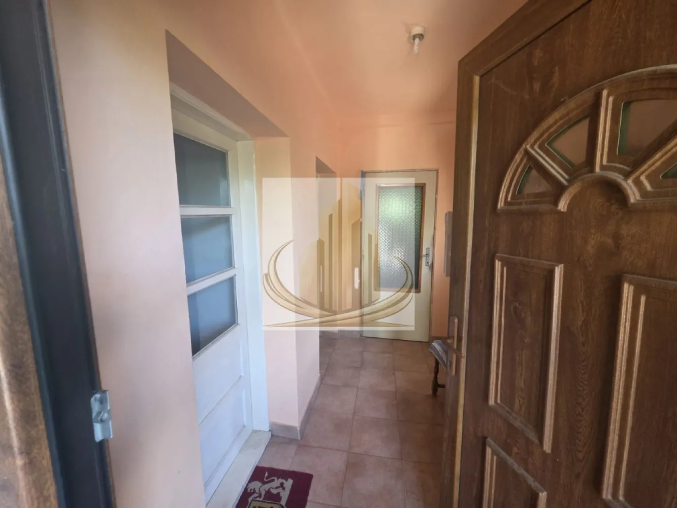 Casa individuala la pret de teren in Timisoara - OCAZIE! Casă individuală cu teren generos 

Vă propunem spre vânzare o casă individuală amplasată pe un teren de 427 mp, la care se adaugă încă 211 mp teren în folosință. Total 638mp!!!

Locuința este compartimentată astfel:

2 camere;
bucătărie spațioasă;
cameră tehnică;
baie generoasă.

Proprietatea beneficiază de acces auto și pietonal direct din strada principală.

Casa este construită în anul 1980 din bolțari de beton, având o structură solidă, ideală pentru renovare și personalizare după propriile preferințe.

Utilități disponibile:

apă;
gaz;
centrală termică proprie;
canalizare.

Datorită amplasării și terenului disponibil, proprietatea reprezintă o oportunitate excelentă atât pentru locuință, cât și pentru investiție.

Pentru mai multe informații și programarea unei vizionări, vă stăm la dispoziție.
ID Intern CP3176604