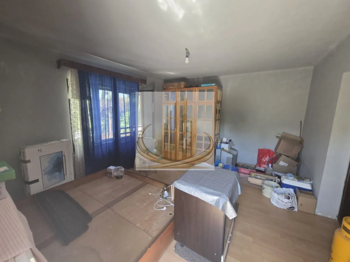 Casa individuala la pret de teren in Timisoara - OCAZIE! Casă individuală cu teren generos 

Vă propunem spre vânzare o casă individuală amplasată pe un teren de 427 mp, la care se adaugă încă 211 mp teren în folosință. Total 638mp!!!

Locuința este compartimentată astfel:

2 camere;
bucătărie spațioasă;
cameră tehnică;
baie generoasă.

Proprietatea beneficiază de acces auto și pietonal direct din strada principală.

Casa este construită în anul 1980 din bolțari de beton, având o structură solidă, ideală pentru renovare și personalizare după propriile preferințe.

Utilități disponibile:

apă;
gaz;
centrală termică proprie;
canalizare.

Datorită amplasării și terenului disponibil, proprietatea reprezintă o oportunitate excelentă atât pentru locuință, cât și pentru investiție.

Pentru mai multe informații și programarea unei vizionări, vă stăm la dispoziție.
ID Intern CP3176604