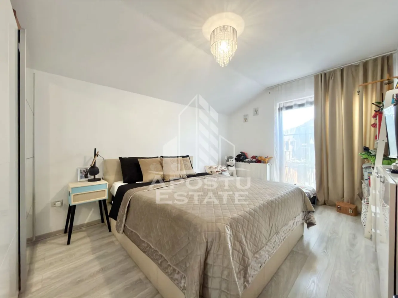 Apartament cu 2 camere complet mobilat si utilat la etajul 1 in Giroc - APOSTU ESTATE va propune spre vanzare un apartament cu 2 camere situat in Giroc.
Situat intr-un duplex cochet, acest apartament ofera raritatea intimitatii, intr-un cadru echilibrat si placut.
Drumul de acces spre imobil este asfaltat. In apropiere sunt magazine si supermarket-uri precum: Lidl, Penny, Profi, Mega Image, scoala, gradinita și parc la o distanta de 3 minute, acces facil la mijloace de transport in comun.

Apartamentul se vinde complet mobilat si utilat, precum se observa in imagini.
Imobilul dispune de o suprafata de 53 mp utili si este situat la etajul 1.

Compartimentare:
- hol acces.
- living.
- dormitor.
- bucatarie.
- baie cu geam si cada.
- acces in pod direct din apartament.
- terasa.

Detalii tehnice:
- constructie realizata in anul 2018 din caramida Porotherm de 25 cm.
- exterior izolat cu polistiren de 10 cm eps 80.
- pereti despartitori complet din caramida (fara rigips) tencuiti mecanizat finisati cu glet si vopsea lavabila.
- geamuri termopan cu 3 sticle pentru izolare fonica si termica superioara, foarte mari si luminoase.
- centrala proprie pe gaz, incalzire prin calorifere.
- aparataje modulare Gewis.
- usa acces securizata, usi interioare Porta Doors.
- electrocasnice noi, in stare perfecta de functionare. (frigider, masina de spalat rufe, aragaz, cuptor)
- sistem de supraveghere video.
- 1 loc de parcare.
- curte comuna amenajata.
Utilitati complete: curent, apa de la retea, canalizare, gaz.

Pentru mai multe detalii nu ezitati sa ne contactati!
Acceptam orice fel de credit bancar. Oferim consultanta si solutii financiare prin colaboratorii nostri pentru a obtine cel mai avantajos credit Ipotecar sau Noua Casa.

Va asteptam cu drag la o vizionare chiar astazi!
CP2882021