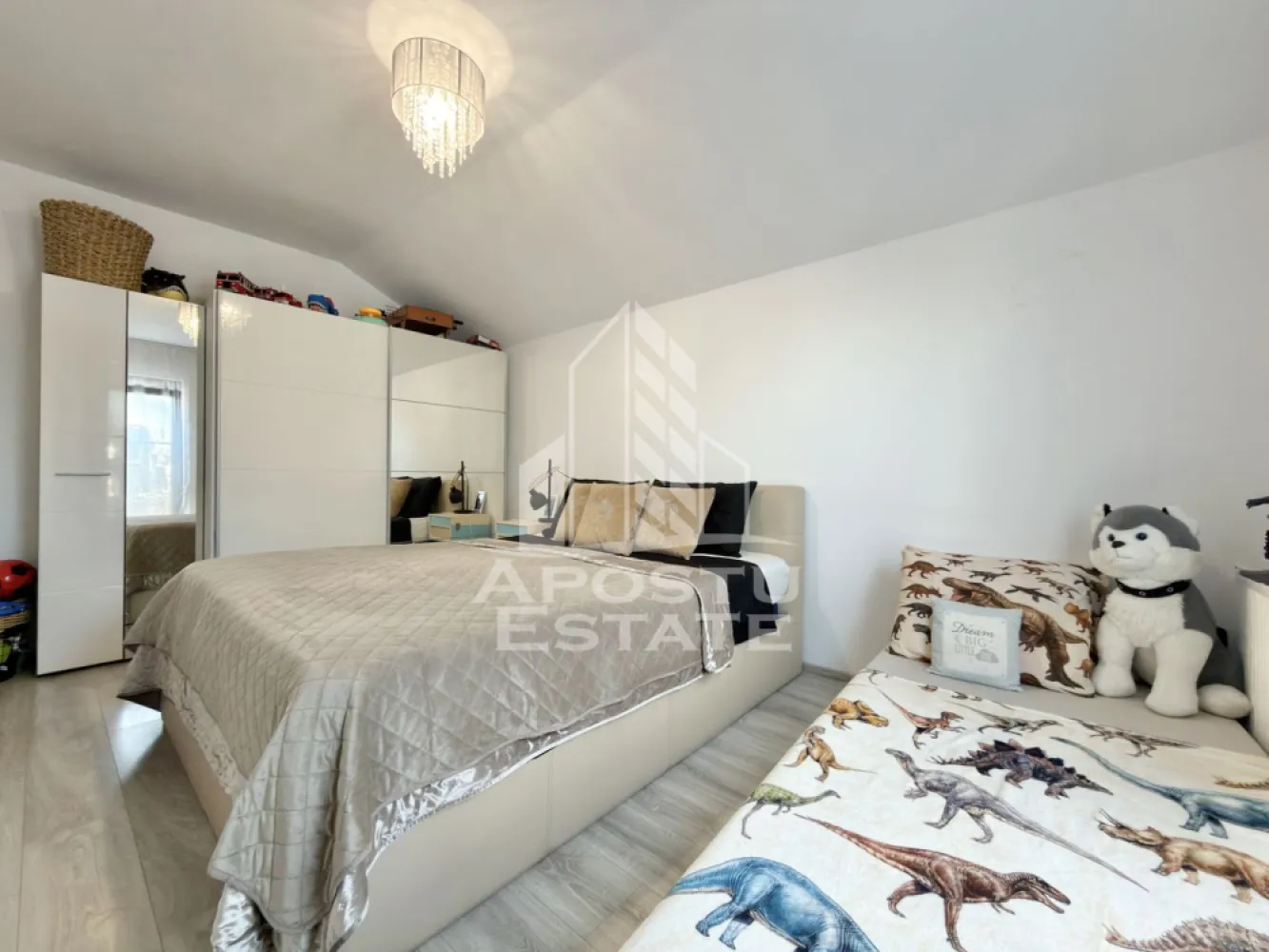 Apartament cu 2 camere complet mobilat si utilat la etajul 1 in Giroc - APOSTU ESTATE va propune spre vanzare un apartament cu 2 camere situat in Giroc.
Situat intr-un duplex cochet, acest apartament ofera raritatea intimitatii, intr-un cadru echilibrat si placut.
Drumul de acces spre imobil este asfaltat. In apropiere sunt magazine si supermarket-uri precum: Lidl, Penny, Profi, Mega Image, scoala, gradinita și parc la o distanta de 3 minute, acces facil la mijloace de transport in comun.

Apartamentul se vinde complet mobilat si utilat, precum se observa in imagini.
Imobilul dispune de o suprafata de 53 mp utili si este situat la etajul 1.

Compartimentare:
- hol acces.
- living.
- dormitor.
- bucatarie.
- baie cu geam si cada.
- acces in pod direct din apartament.
- terasa.

Detalii tehnice:
- constructie realizata in anul 2018 din caramida Porotherm de 25 cm.
- exterior izolat cu polistiren de 10 cm eps 80.
- pereti despartitori complet din caramida (fara rigips) tencuiti mecanizat finisati cu glet si vopsea lavabila.
- geamuri termopan cu 3 sticle pentru izolare fonica si termica superioara, foarte mari si luminoase.
- centrala proprie pe gaz, incalzire prin calorifere.
- aparataje modulare Gewis.
- usa acces securizata, usi interioare Porta Doors.
- electrocasnice noi, in stare perfecta de functionare. (frigider, masina de spalat rufe, aragaz, cuptor)
- sistem de supraveghere video.
- 1 loc de parcare.
- curte comuna amenajata.
Utilitati complete: curent, apa de la retea, canalizare, gaz.

Pentru mai multe detalii nu ezitati sa ne contactati!
Acceptam orice fel de credit bancar. Oferim consultanta si solutii financiare prin colaboratorii nostri pentru a obtine cel mai avantajos credit Ipotecar sau Noua Casa.

Va asteptam cu drag la o vizionare chiar astazi!
CP2882021