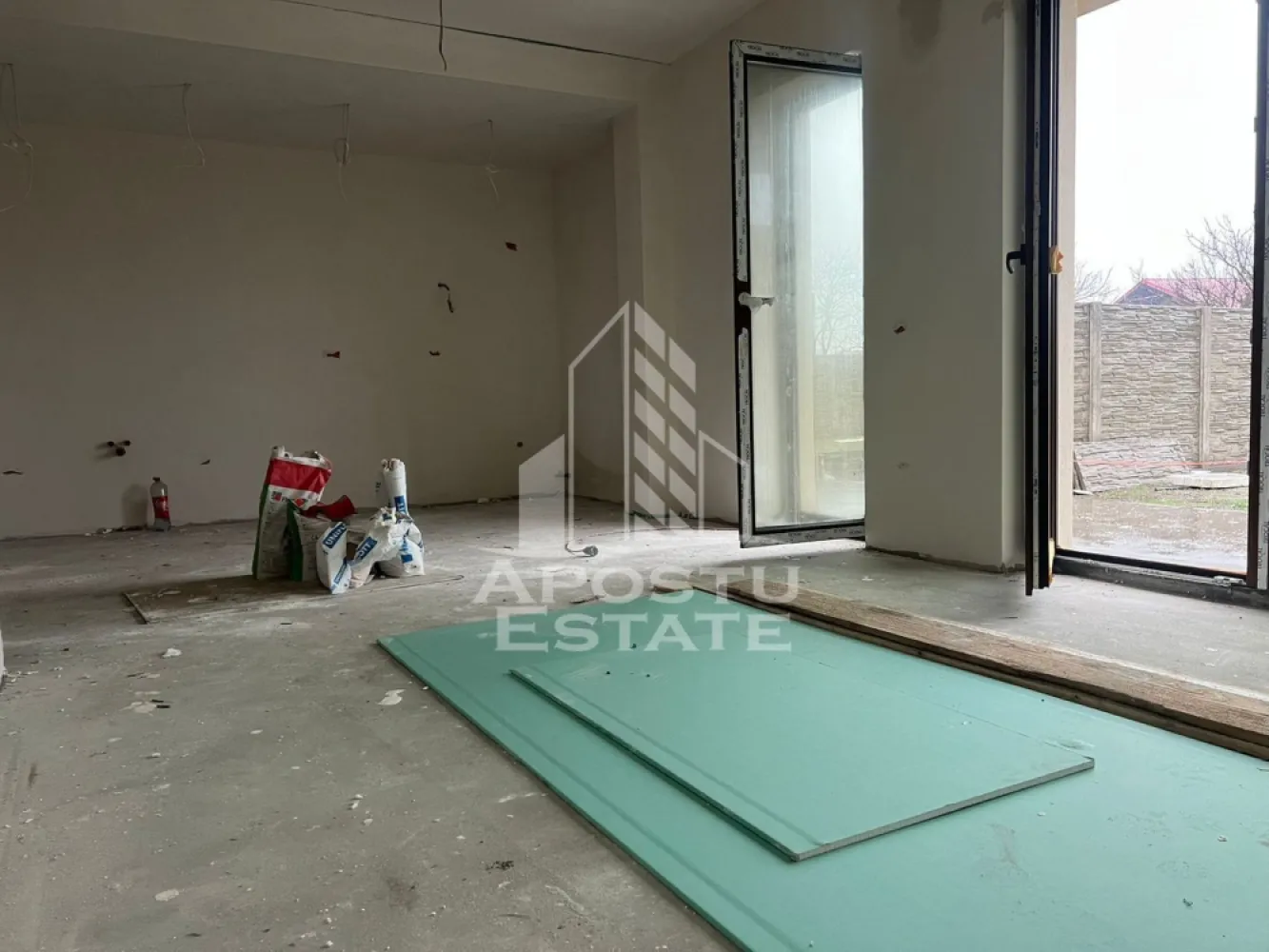 Duplex cu 4 camere in Covaci - Apostu Estate vă oferă spre vânzare Duplex în Covaci ,situat în zona liniștită.
Utilitatiile ;apa,gaz ,curent 
Încălzirea se realizează prin intermediul centralei pe gaz prin calorifere .
Tâmplărie din geam Tripan .
Izolație exterioară de 10 cm cu EPS 80.
Compartimentare:
Parter:
• camera/birou (ideal pentru oaspeti, lucru de acasa sau hobby)
• living luminos
• bucatarie spatioasa, cu iesire directa pe terasa si in curte
• baie
Etaj:
• 2 dormitoare confortabile
• baie

Plusuri:
• Stil clasic, cald si primitor
• Terasa perfecta pentru relaxare, gratar sau loc de joaca pentru copii
• Curte proprie spatioasa, usor de intretinut
• Zona linistita, ferita de aglomeratie

Ideal pentru cei care isi doresc senzatia de casa, cu curte, dar aproape de oras.
 Se acceptă variante de credit ,cu mai multe detalii vă stăm la dispoziție telefonic.
Vă așteptăm cu drag la o vizionare!