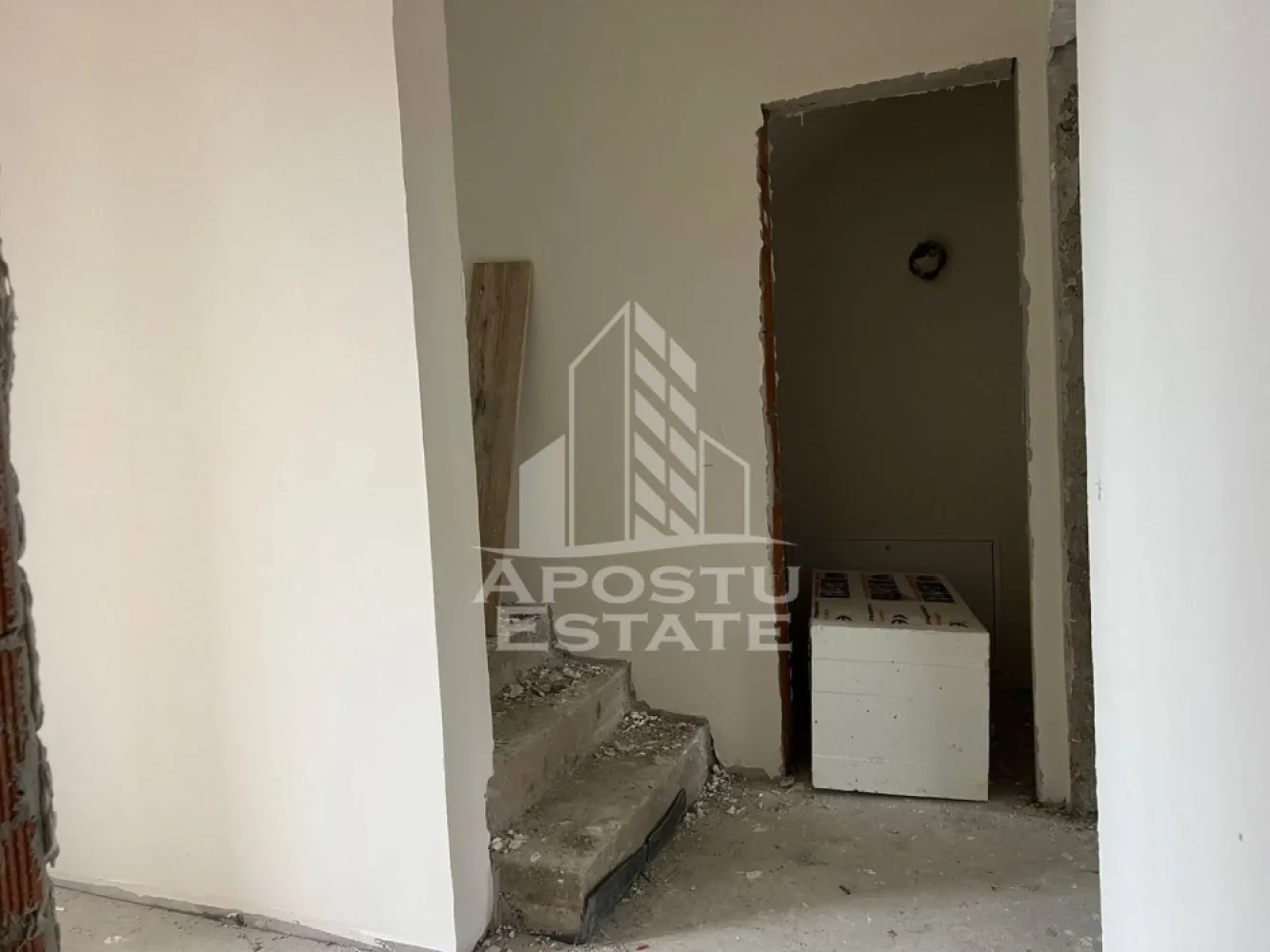 Duplex cu 4 camere in Covaci - Apostu Estate vă oferă spre vânzare Duplex în Covaci ,situat în zona liniștită.
Utilitatiile ;apa,gaz ,curent 
Încălzirea se realizează prin intermediul centralei pe gaz prin calorifere .
Tâmplărie din geam Tripan .
Izolație exterioară de 10 cm cu EPS 80.
Compartimentare:
Parter:
• camera/birou (ideal pentru oaspeti, lucru de acasa sau hobby)
• living luminos
• bucatarie spatioasa, cu iesire directa pe terasa si in curte
• baie
Etaj:
• 2 dormitoare confortabile
• baie

Plusuri:
• Stil clasic, cald si primitor
• Terasa perfecta pentru relaxare, gratar sau loc de joaca pentru copii
• Curte proprie spatioasa, usor de intretinut
• Zona linistita, ferita de aglomeratie

Ideal pentru cei care isi doresc senzatia de casa, cu curte, dar aproape de oras.
 Se acceptă variante de credit ,cu mai multe detalii vă stăm la dispoziție telefonic.
Vă așteptăm cu drag la o vizionare!