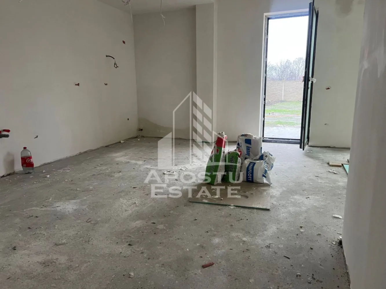 Duplex cu 4 camere in Covaci - Apostu Estate vă oferă spre vânzare Duplex în Covaci ,situat în zona liniștită.
Utilitatiile ;apa,gaz ,curent 
Încălzirea se realizează prin intermediul centralei pe gaz prin calorifere .
Tâmplărie din geam Tripan .
Izolație exterioară de 10 cm cu EPS 80.
Compartimentare:
Parter:
• camera/birou (ideal pentru oaspeti, lucru de acasa sau hobby)
• living luminos
• bucatarie spatioasa, cu iesire directa pe terasa si in curte
• baie
Etaj:
• 2 dormitoare confortabile
• baie

Plusuri:
• Stil clasic, cald si primitor
• Terasa perfecta pentru relaxare, gratar sau loc de joaca pentru copii
• Curte proprie spatioasa, usor de intretinut
• Zona linistita, ferita de aglomeratie

Ideal pentru cei care isi doresc senzatia de casa, cu curte, dar aproape de oras.
 Se acceptă variante de credit ,cu mai multe detalii vă stăm la dispoziție telefonic.
Vă așteptăm cu drag la o vizionare!