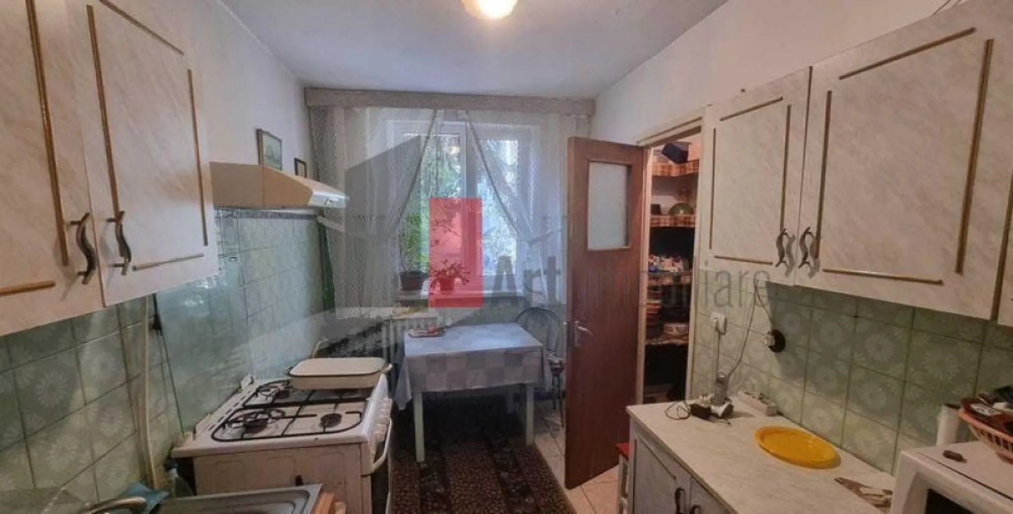 Vânzare apartament decomandat 4 camere Bd. Brâncoveanu - Vă prezint un apartament decomandat de 4 camere, orientat spre sud, aflat la etajul 1/4. Imobilul este izolat și nu este inclus în nici o clasă de risc sau de urgență. 
Balconul tip logie este închis. Ușa de la intrare este metalică.

Apartamentul este mobilat și utilat, ca în fotografii.
În afară de lucrările de întreținere, nu s-au efectuat alte lucrări de îmbunătățire. 
Se acceptă credit.
Toate actele sunt pregătite.

În apropiere sunt Liceul Onicescu și Școala Generală 108.
Stațiile de metrou Brâncoveanu și Piața Sudului sunt la 10-15 minute de mers cu mijloacele de transport în comun. Linii STB: 116, 216. 114, 76, 381.

Vă aștept cu drag la vizionare!