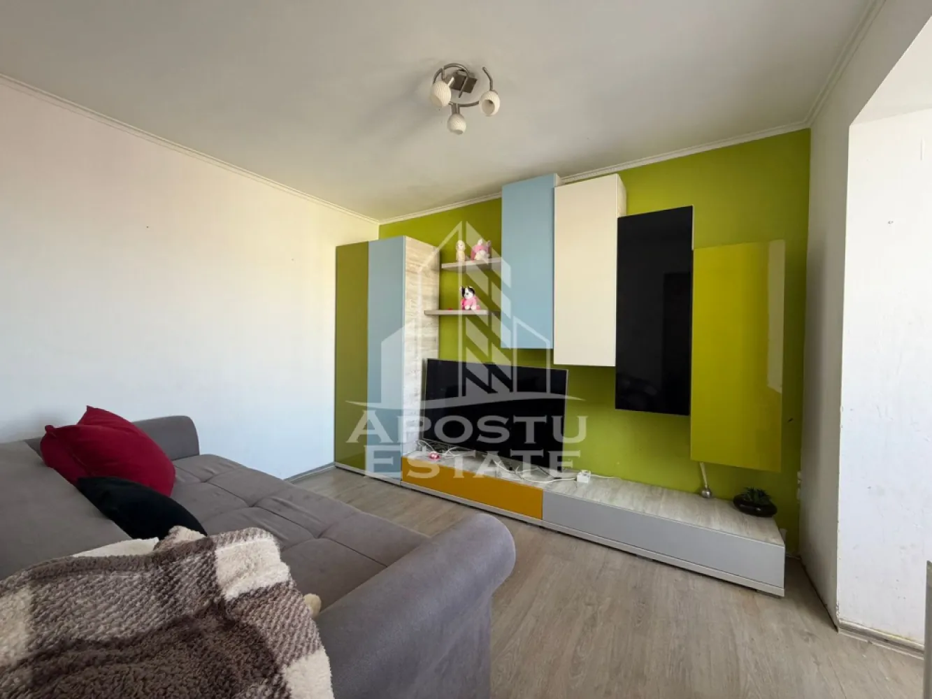 Apartament semidecomandat, 2 camere, centrala proprie,Sagului - APOSTU ESTATE are placerea de a va propune spre vanzare un apartament cu 2 camere, semidecomandat, cu centrala proprie, localizat in zona Sagului.
Apartamentul este situat la etajul 4 din 4 si are suprafata de 38mp utili+ balcon
Compartimentare:
- Hol de acces
- Bucatarie utilata
- Living 
- Dormitor
- Baie cu geam
- Balcon inchis
Confortul termic este realizat prin intermediul centralei proprii pe gaz.Apartamentul se preda mobilat si utilat.
Zona linistita cu numeroase facilitati si puncte de interes precum statie de autobuz, magazine, supermarket Lidl, Kaufland, Penny, piata, institutii farmaceutice, institutii bancare.
Acceptam orice tip de credit bancar. Oferim consultanta si solutii financiare prin colaboratorii nostri.
Va asteptam cu drag la o vizionare chiar astazi!
CP2881356