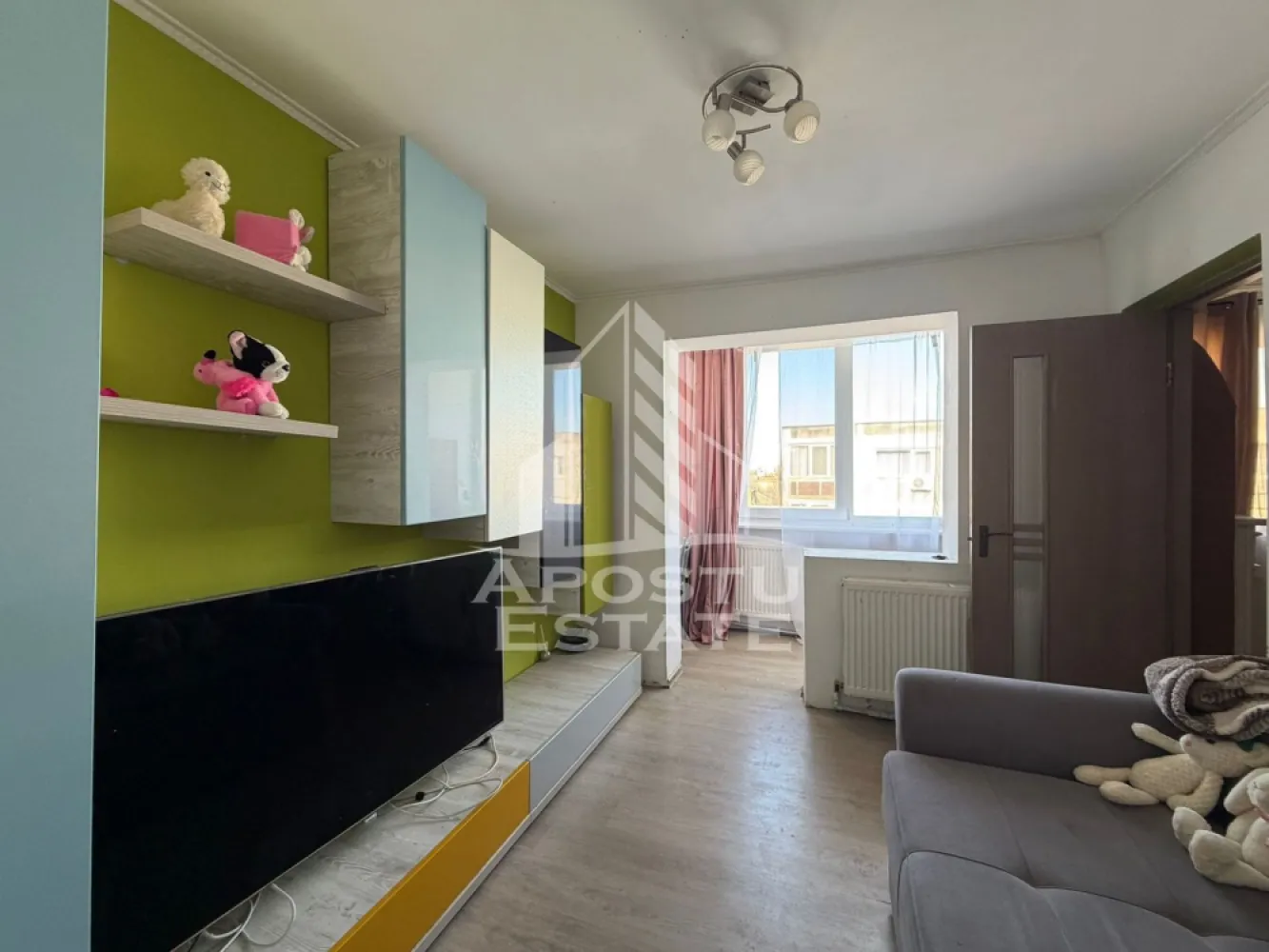 Apartament semidecomandat, 2 camere, centrala proprie,Sagului - APOSTU ESTATE are placerea de a va propune spre vanzare un apartament cu 2 camere, semidecomandat, cu centrala proprie, localizat in zona Sagului.
Apartamentul este situat la etajul 4 din 4 si are suprafata de 38mp utili+ balcon
Compartimentare:
- Hol de acces
- Bucatarie utilata
- Living 
- Dormitor
- Baie cu geam
- Balcon inchis
Confortul termic este realizat prin intermediul centralei proprii pe gaz.Apartamentul se preda mobilat si utilat.
Zona linistita cu numeroase facilitati si puncte de interes precum statie de autobuz, magazine, supermarket Lidl, Kaufland, Penny, piata, institutii farmaceutice, institutii bancare.
Acceptam orice tip de credit bancar. Oferim consultanta si solutii financiare prin colaboratorii nostri.
Va asteptam cu drag la o vizionare chiar astazi!
CP2881356