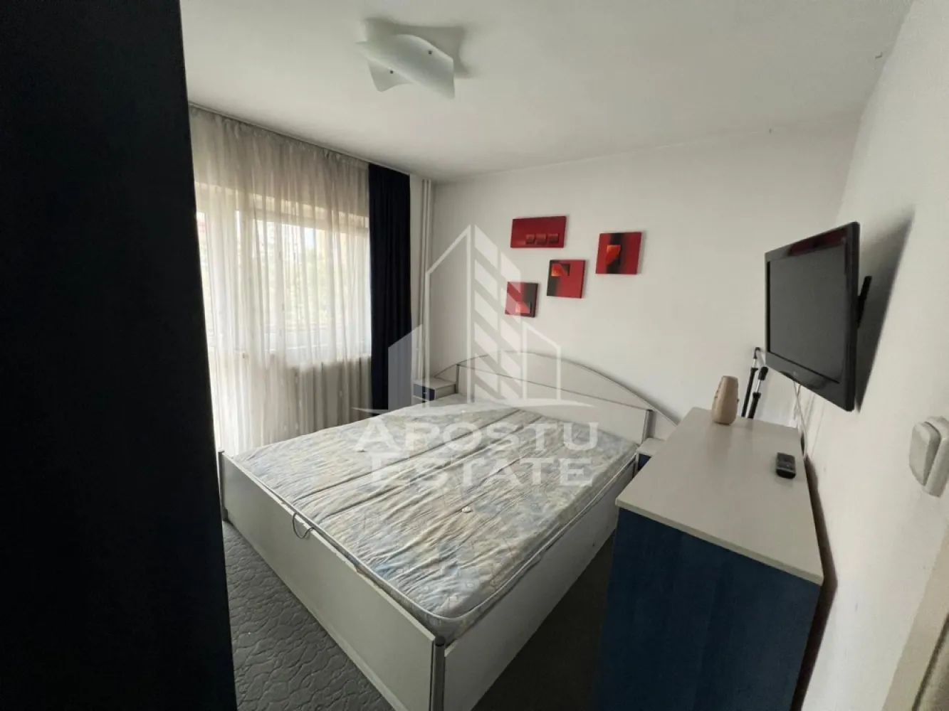 Apartament 3 camere de inchiriat , Aradului - timisoara - APOSTU ESTATE vă propune spre închiriere un apartament spațios și elegant, cu 3 camere, situat într-o zonă liniștită și bine conectată din Torontalului ideal pentru familii sau persoane care doresc un spațiu generos și confortabil.

Suprafață utilă: 70 mp
Compartimentare eficientă:
Hol de acces generos
Bucătărie complet mobilată și utilată, cu loc de luat masa
Living luminos și spațios - canapeaua se va schimba , se va cumpara una noua
Dormitor matrimonial mobilat
Cameră secundară mobilata
Baie principală cu cadă și geam pentru ventilație naturală
Grup sanitar de serviciu

Confort și facilități:
Centrală termică proprie pe gaz
Aer condiționat
Apartamentul este complet mobilat și utilat
Localizare: Zona Torontalului -liniște, acces facil spre oraș, în apropiere de magazine, școli și mijloace de transport în comun.

Ideal pentru:
Familii
Cupluri
Profesioniști care lucrează remote sau au nevoie de birou acasă

Preț chirie: 400E
Programează o vizionare!
ID intern: CP2881110