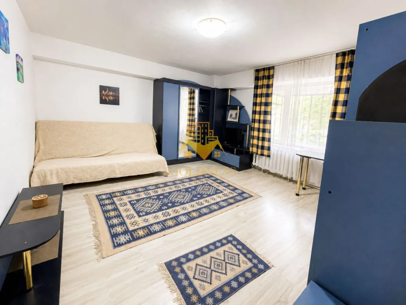 2 camere, deco, Titulescu Facultatea de drept, Cipariu, Pet Friendly - GOLDNESS Imobiliare vă propune spre închiriere un apartament cu 2 camere complet mobilat și utilat, la parterul unui imobil de 8 etaje, în Cartierul Gheorgheni!
Posibilitate de parcare in zona la liber!
Se află în apropierea stațiilor de transport în comun, magazine, restaurante, spații verzi, farmacii, etc. 

Apartamentul este compartimentat astfel:
 - dormitor cu pat matrimonial, dressing, noptiere
 - living cu canapea extensibilă, loc de servit masa 
 -bucatarie complet utilată și mobilată, 
 - baie cu cada, calorifer port prosop și dulap pentru depozitare.
 - balcon 5 mp.

Imobilul este dotat cu toate cele necesare- centrală proprie, frigider, aragaz, hotă, mașină de spălat haine, etc. 

Dacă sunteți interesați de acest apartament și doriți să îl vizionați, dar și pentru alte oferte nu ezitați să ne contactați telefonic sau prin e-mail. Vă stăm la dispoziție!
Pentru intermediere se percepe un comision de 50% din prețul chiriei!
