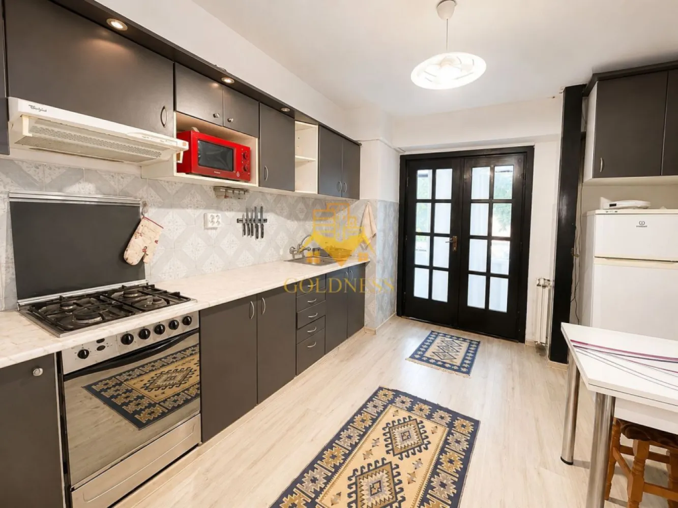 2 camere, deco, Titulescu Facultatea de drept, Cipariu, Pet Friendly - GOLDNESS Imobiliare vă propune spre închiriere un apartament cu 2 camere complet mobilat și utilat, la parterul unui imobil de 8 etaje, în Cartierul Gheorgheni!
Posibilitate de parcare in zona la liber!
Se află în apropierea stațiilor de transport în comun, magazine, restaurante, spații verzi, farmacii, etc. 

Apartamentul este compartimentat astfel:
 - dormitor cu pat matrimonial, dressing, noptiere
 - living cu canapea extensibilă, loc de servit masa 
 -bucatarie complet utilată și mobilată, 
 - baie cu cada, calorifer port prosop și dulap pentru depozitare.
 - balcon 5 mp.

Imobilul este dotat cu toate cele necesare- centrală proprie, frigider, aragaz, hotă, mașină de spălat haine, etc. 

Dacă sunteți interesați de acest apartament și doriți să îl vizionați, dar și pentru alte oferte nu ezitați să ne contactați telefonic sau prin e-mail. Vă stăm la dispoziție!
Pentru intermediere se percepe un comision de 50% din prețul chiriei!