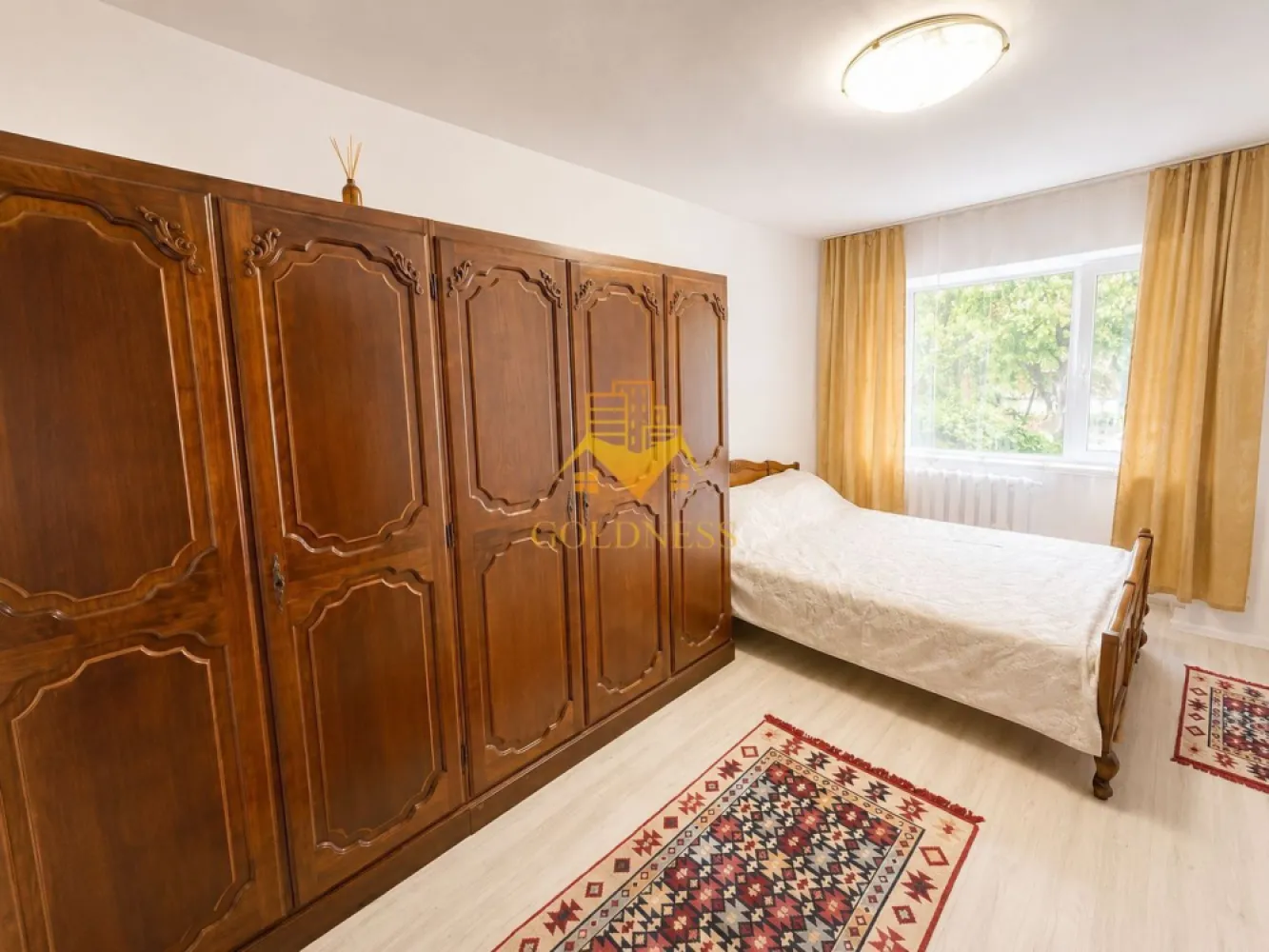 2 camere, deco, Titulescu Facultatea de drept, Cipariu, Pet Friendly - GOLDNESS Imobiliare vă propune spre închiriere un apartament cu 2 camere complet mobilat și utilat, la parterul unui imobil de 8 etaje, în Cartierul Gheorgheni!
Posibilitate de parcare in zona la liber!
Se află în apropierea stațiilor de transport în comun, magazine, restaurante, spații verzi, farmacii, etc. 

Apartamentul este compartimentat astfel:
 - dormitor cu pat matrimonial, dressing, noptiere
 - living cu canapea extensibilă, loc de servit masa 
 -bucatarie complet utilată și mobilată, 
 - baie cu cada, calorifer port prosop și dulap pentru depozitare.
 - balcon 5 mp.

Imobilul este dotat cu toate cele necesare- centrală proprie, frigider, aragaz, hotă, mașină de spălat haine, etc. 

Dacă sunteți interesați de acest apartament și doriți să îl vizionați, dar și pentru alte oferte nu ezitați să ne contactați telefonic sau prin e-mail. Vă stăm la dispoziție!
Pentru intermediere se percepe un comision de 50% din prețul chiriei!